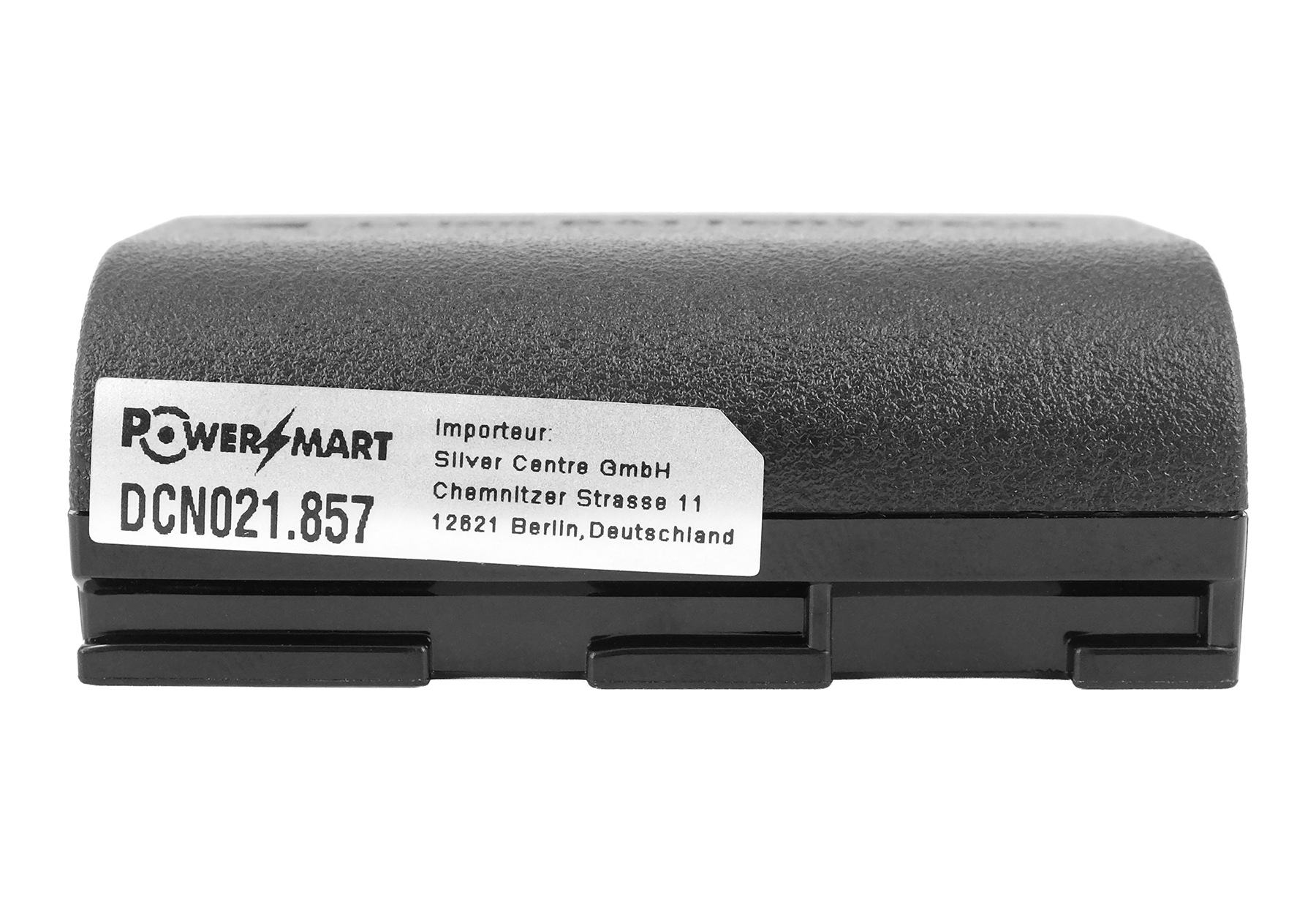 Ein schwarzer Akku mit weißem Aufkleber von Power Mart auf weißem Hintergrund.
