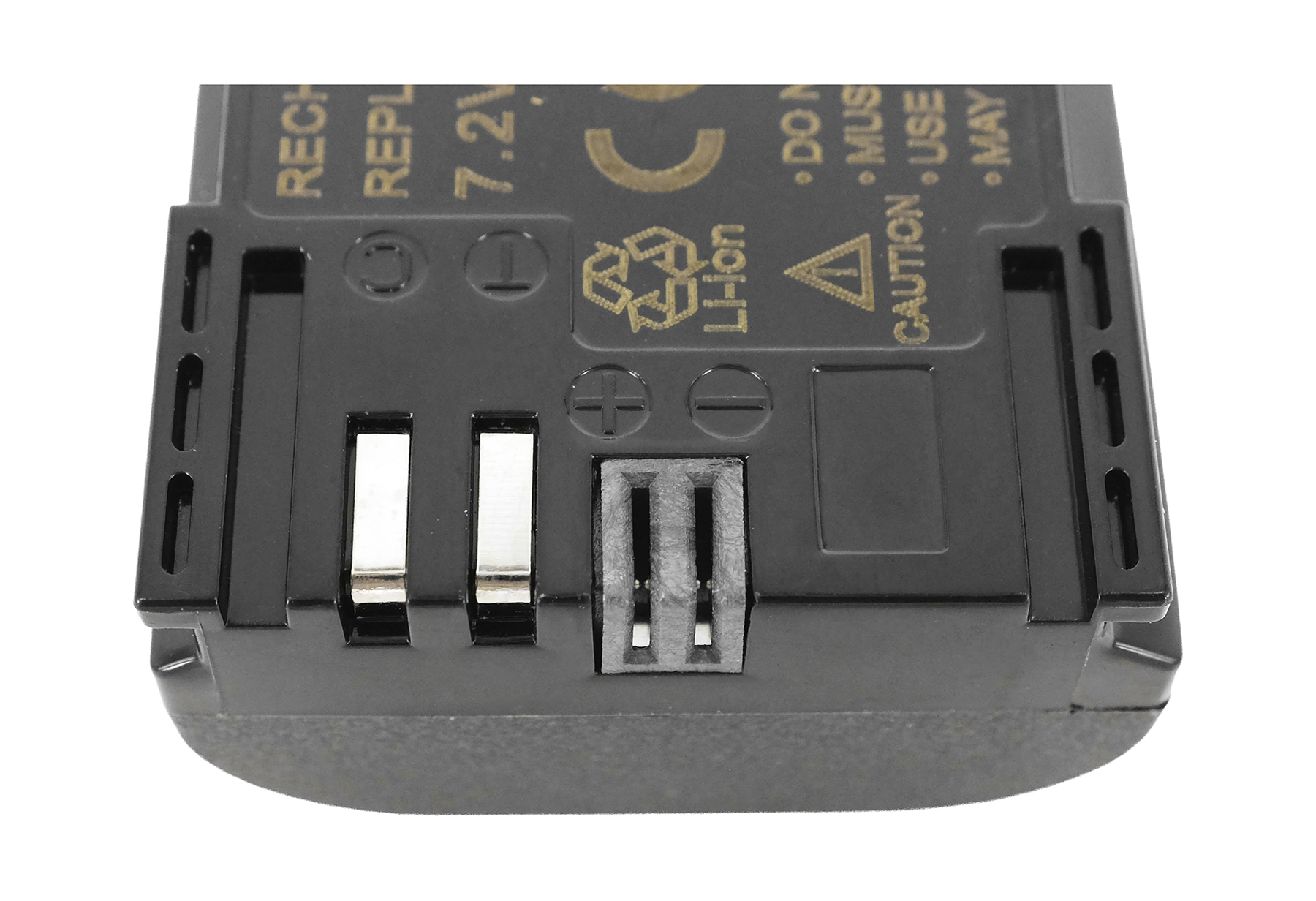Nahaufnahme der Anschlüsse und Warnhinweise eines schwarzen Lithium-Ionen-Akkus.