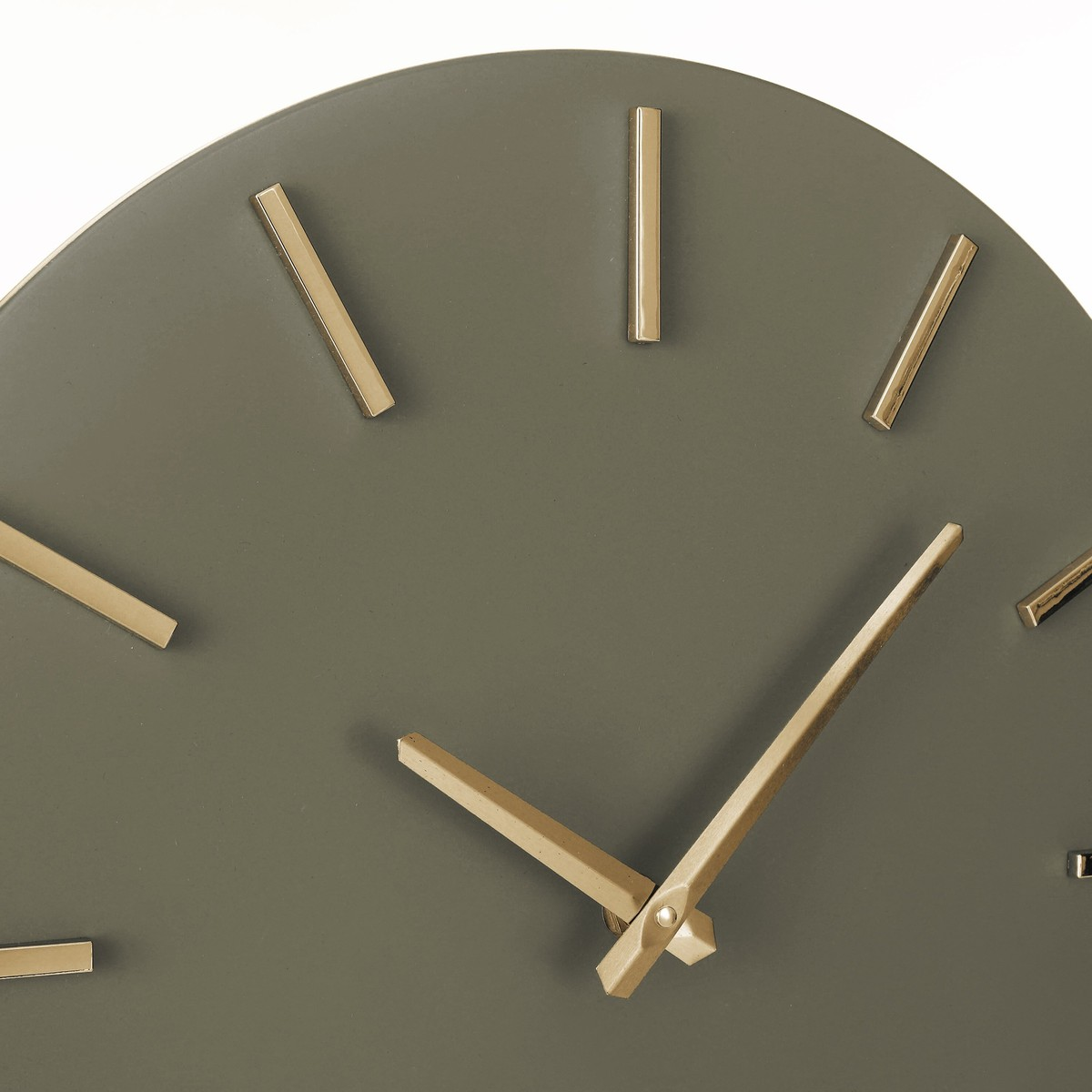 Nahaufnahme einer grauen Wanduhr mit goldfarbenen Zeigern und Indizes auf weißem Hintergrund.