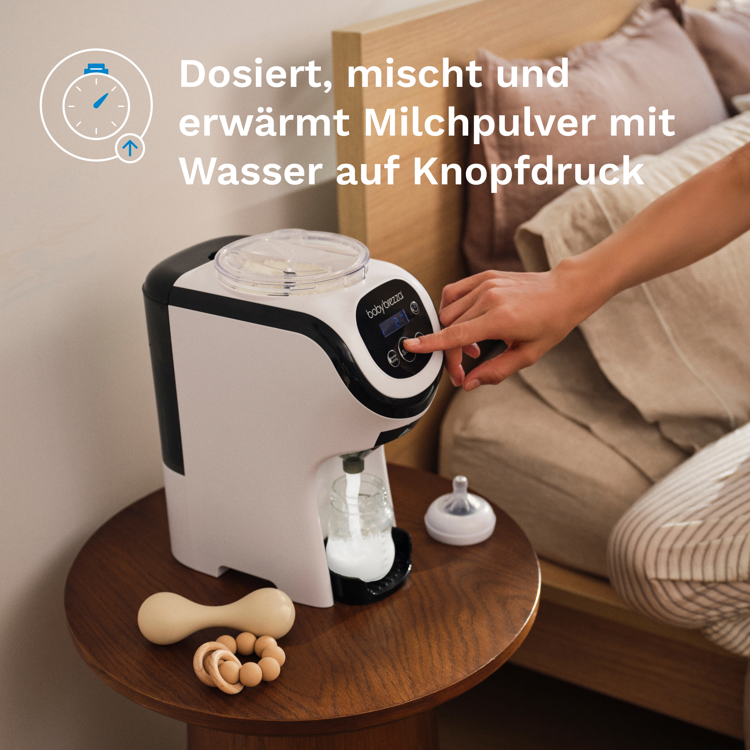 Eine Person drückt einen Knopf an einem Milchpulver-Dosierer, der Milch in eine Flasche füllt.
