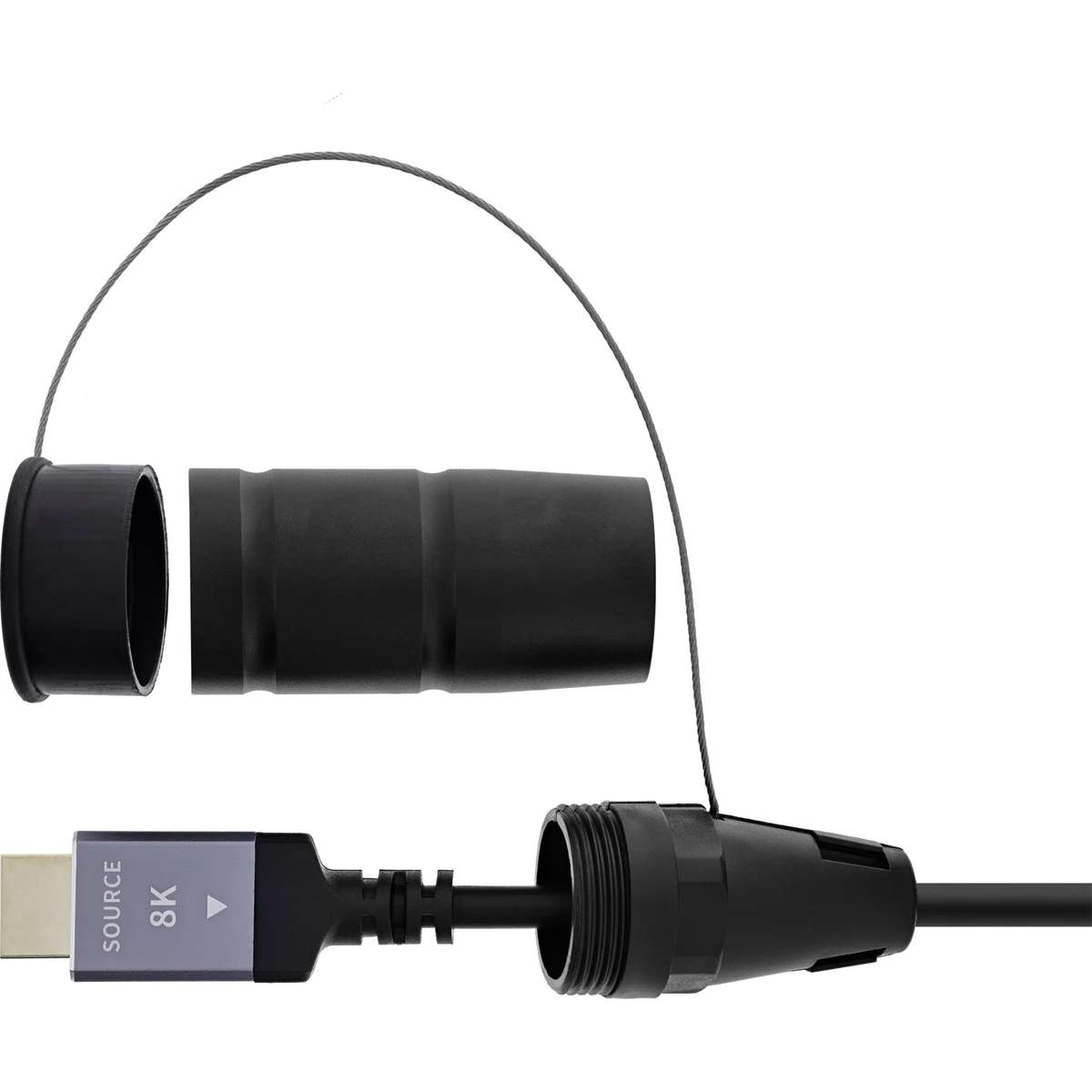 Ein schwarzes HDMI-Kabel mit Metallstecker, Aufschrift SOURCE 8K, und abnehmbaren Schutzgehäusen.