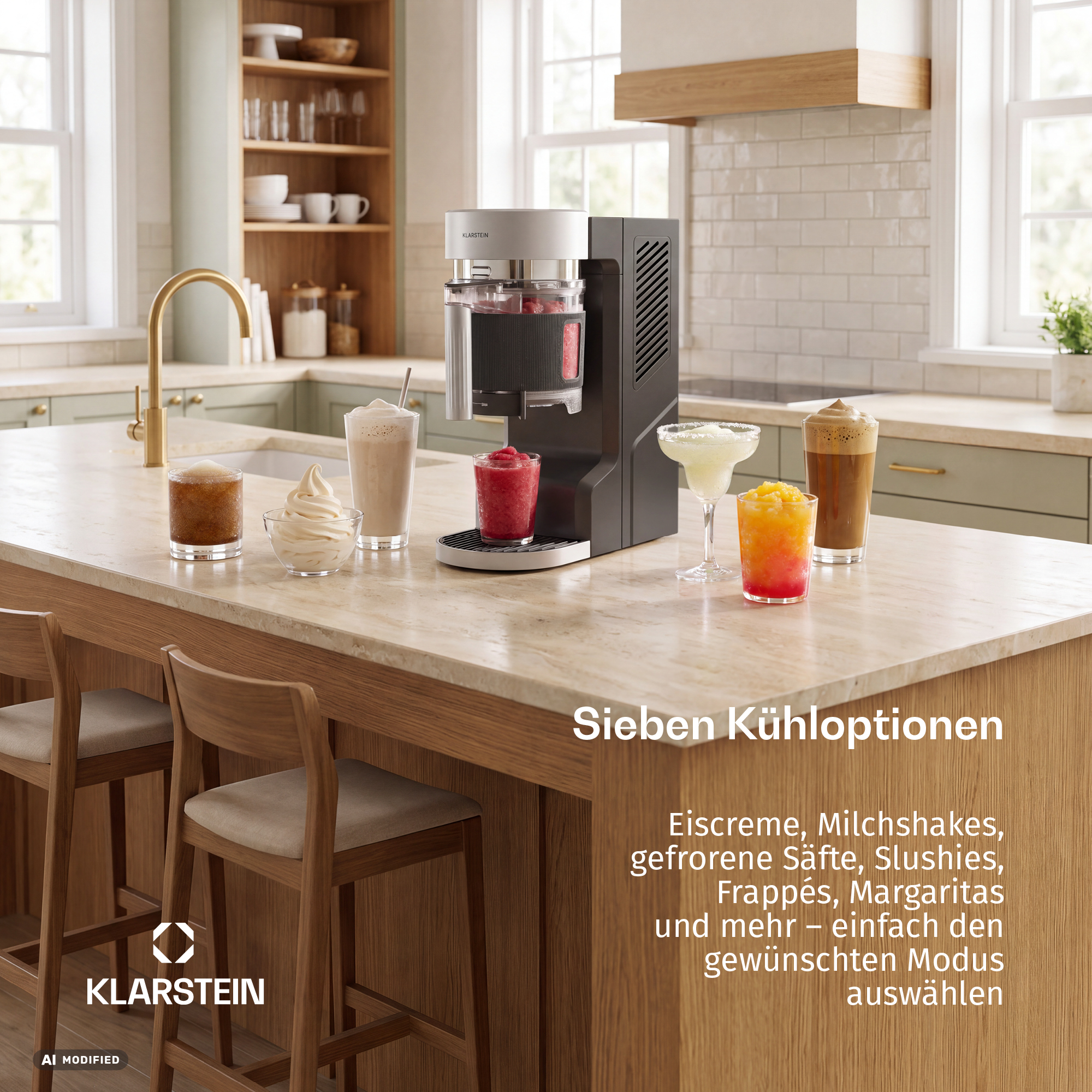 Klarstein-Maschine auf Kücheninsel mit verschiedenen Getränken und Eiscreme, beworben mit Text.