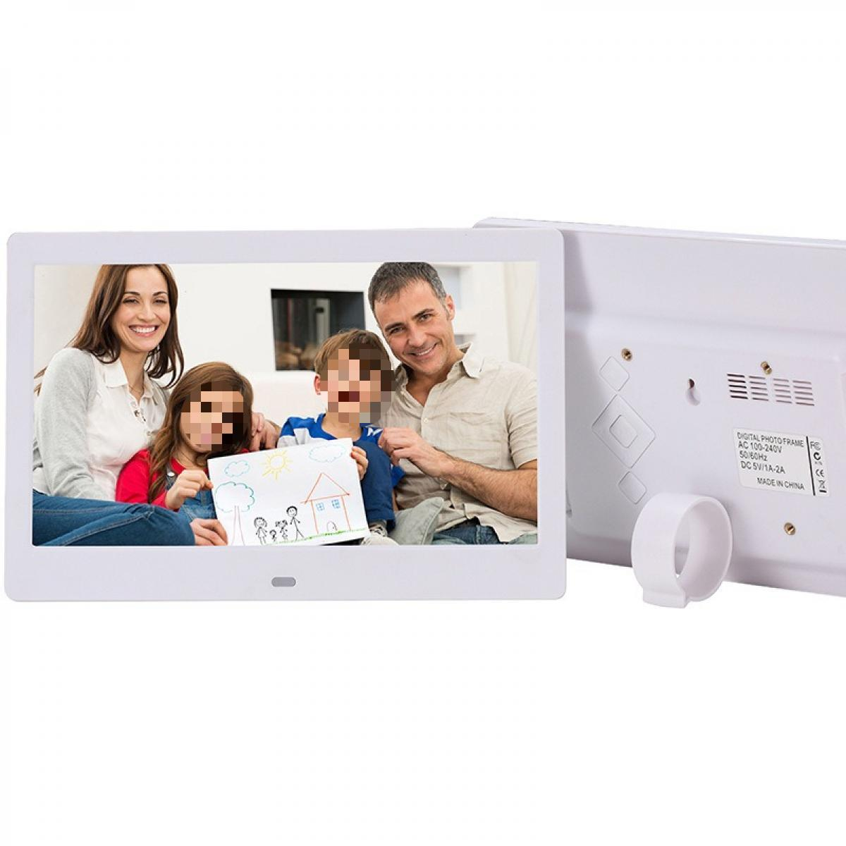 Ein weißer digitaler Bilderrahmen zeigt ein lächelndes Familienfoto auf dem Display, die Rückseite ist ebenfalls sichtbar.
