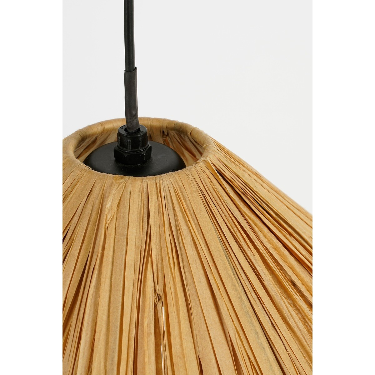 Nahaufnahme einer Hängelampe mit einem konischen Schirm aus braunen Naturfasern und einem schwarzen Kabel.