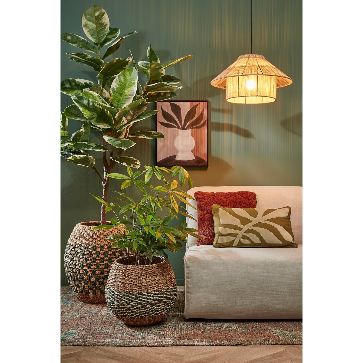 Gemütliche Ecke mit weißem Sofa, Pflanzen in geflochtenen Töpfen, Bild an der Wand und hängender Rattandecke.