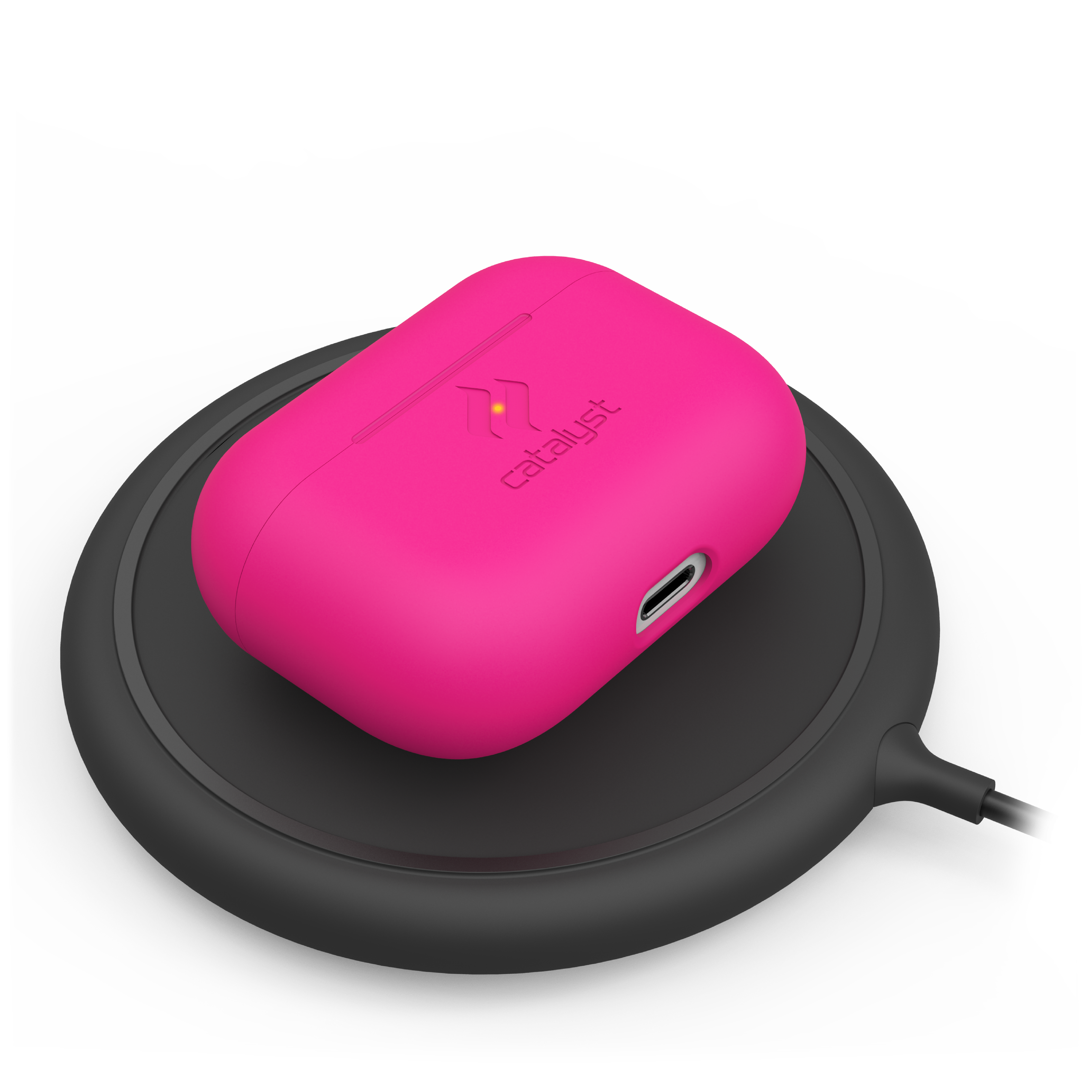 Ein pinkes AirPods Pro Case mit Catalyst-Logo auf einer runden, schwarzen Ladestation vor dunklem Hintergrund.