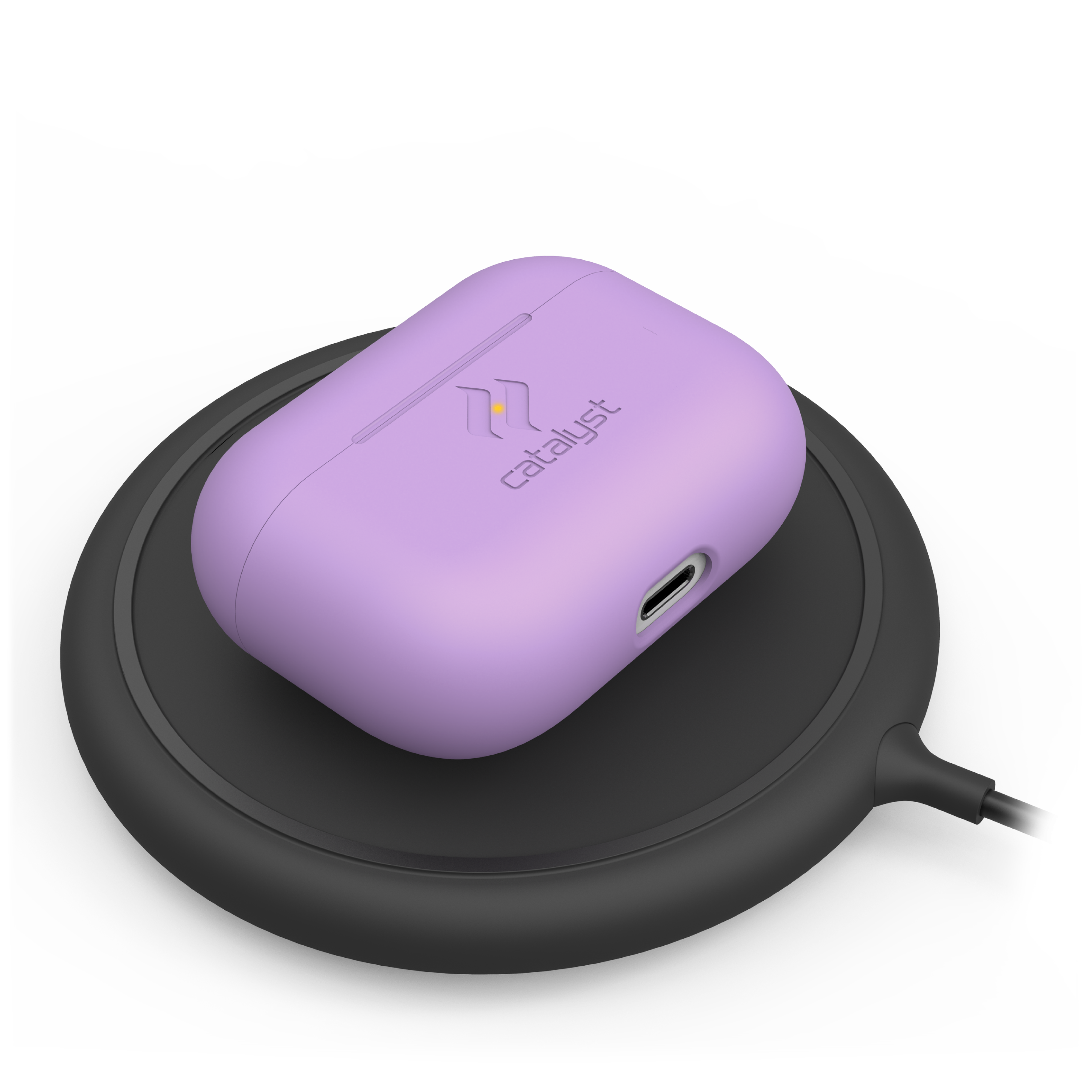 Ein lilafarbener Airpods-Case auf einer runden, schwarzen Ladestation mit Kabel.