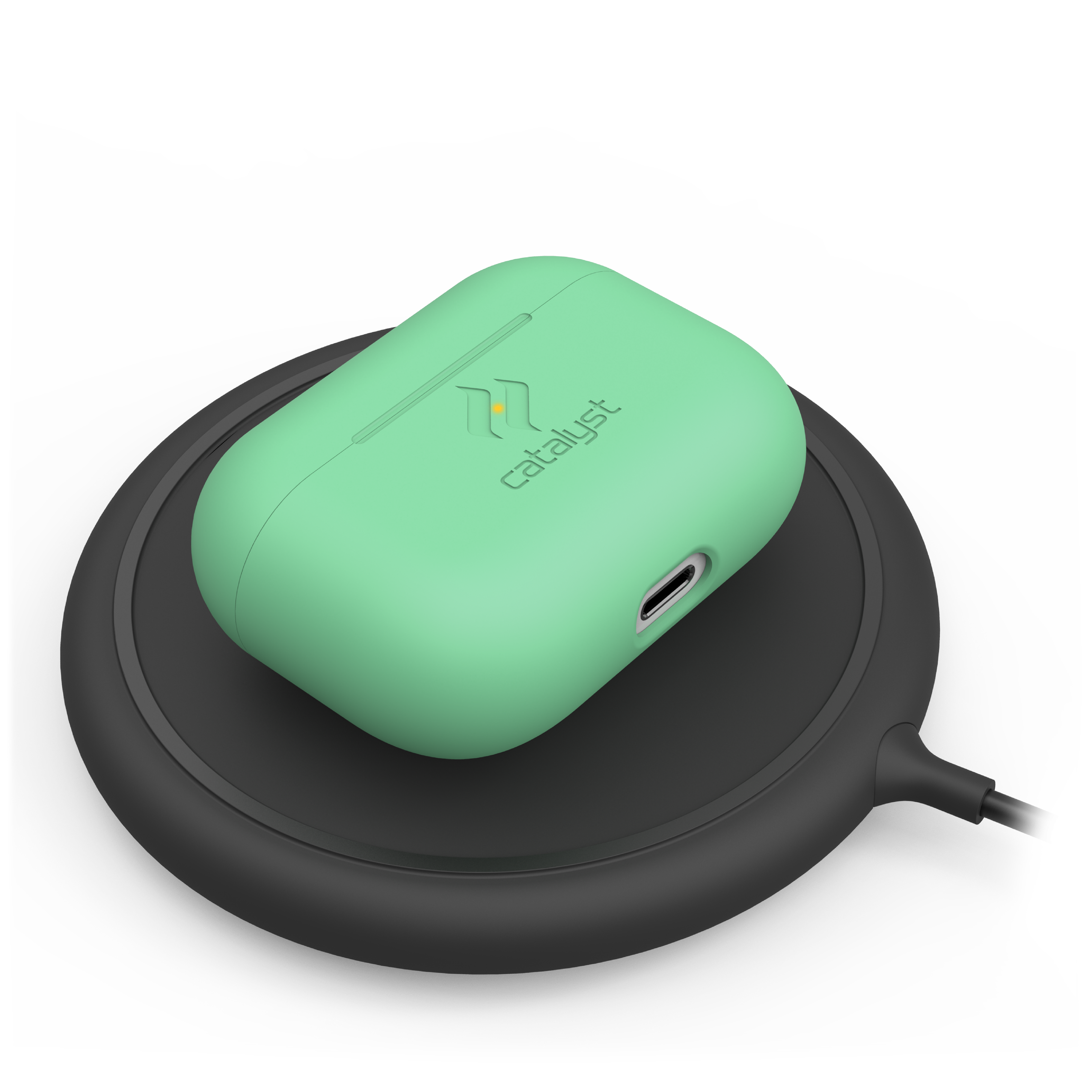 Ein mintgrünes Catalyst AirPod-Case liegt auf einer runden, schwarzen Ladestation gegen einen schwarzen Hintergrund.