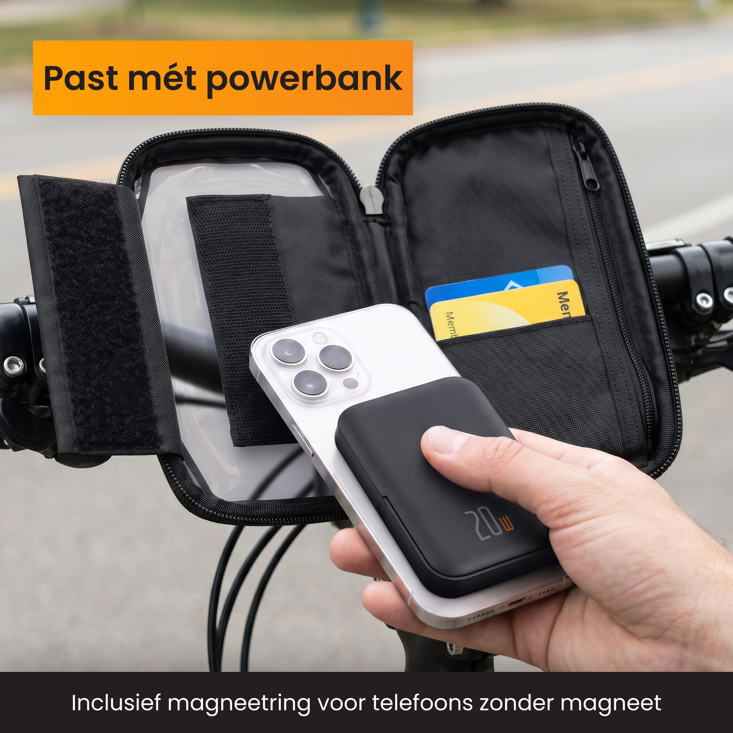 Hand houdt witte smartphone met zwarte powerbank voor open zwarte fietstas op het stuur.