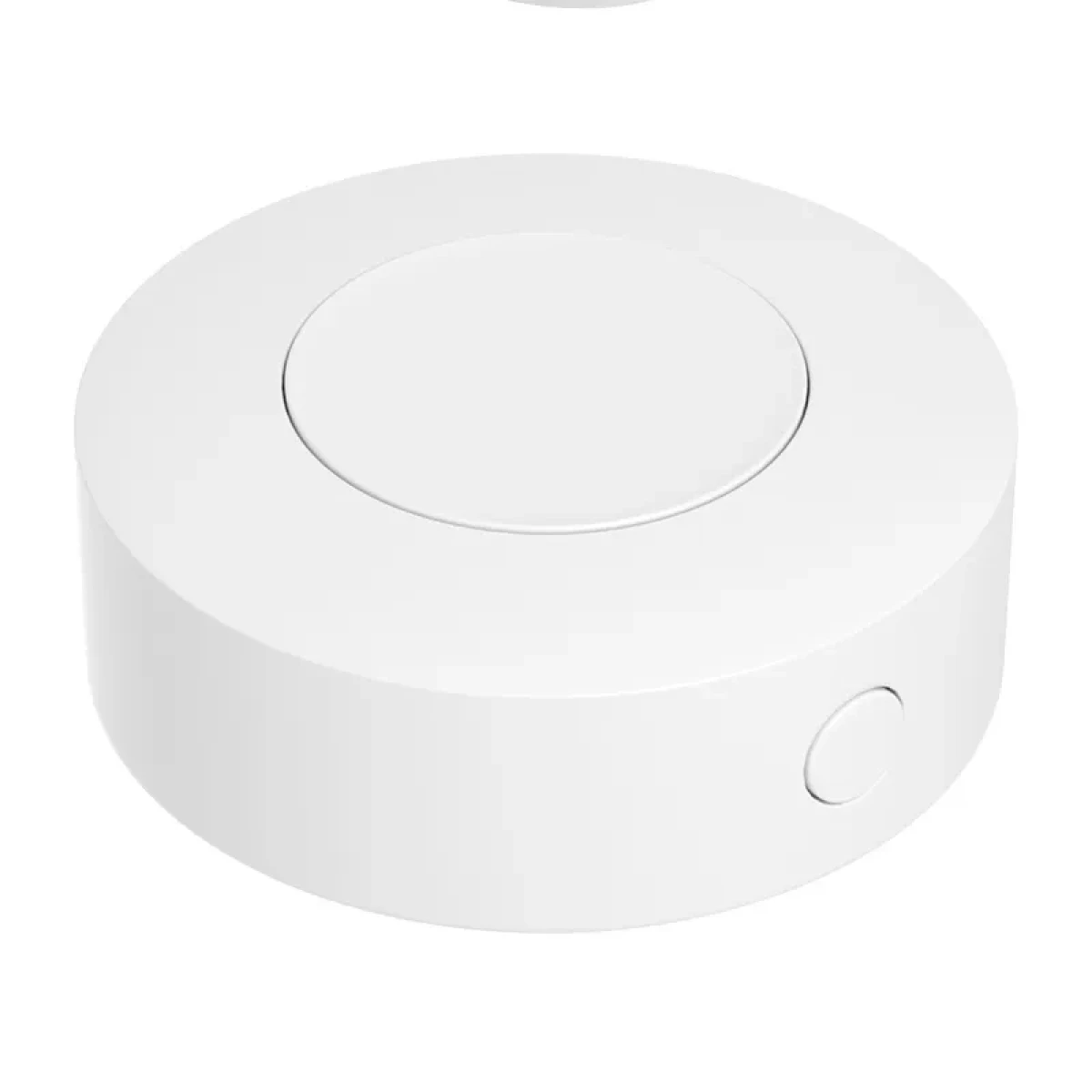 Ein runder, weißer Smart-Home-Sensor mit einem zentralen runden Knopf und einem kleinen seitlichen Taster auf weißem Hintergrund.