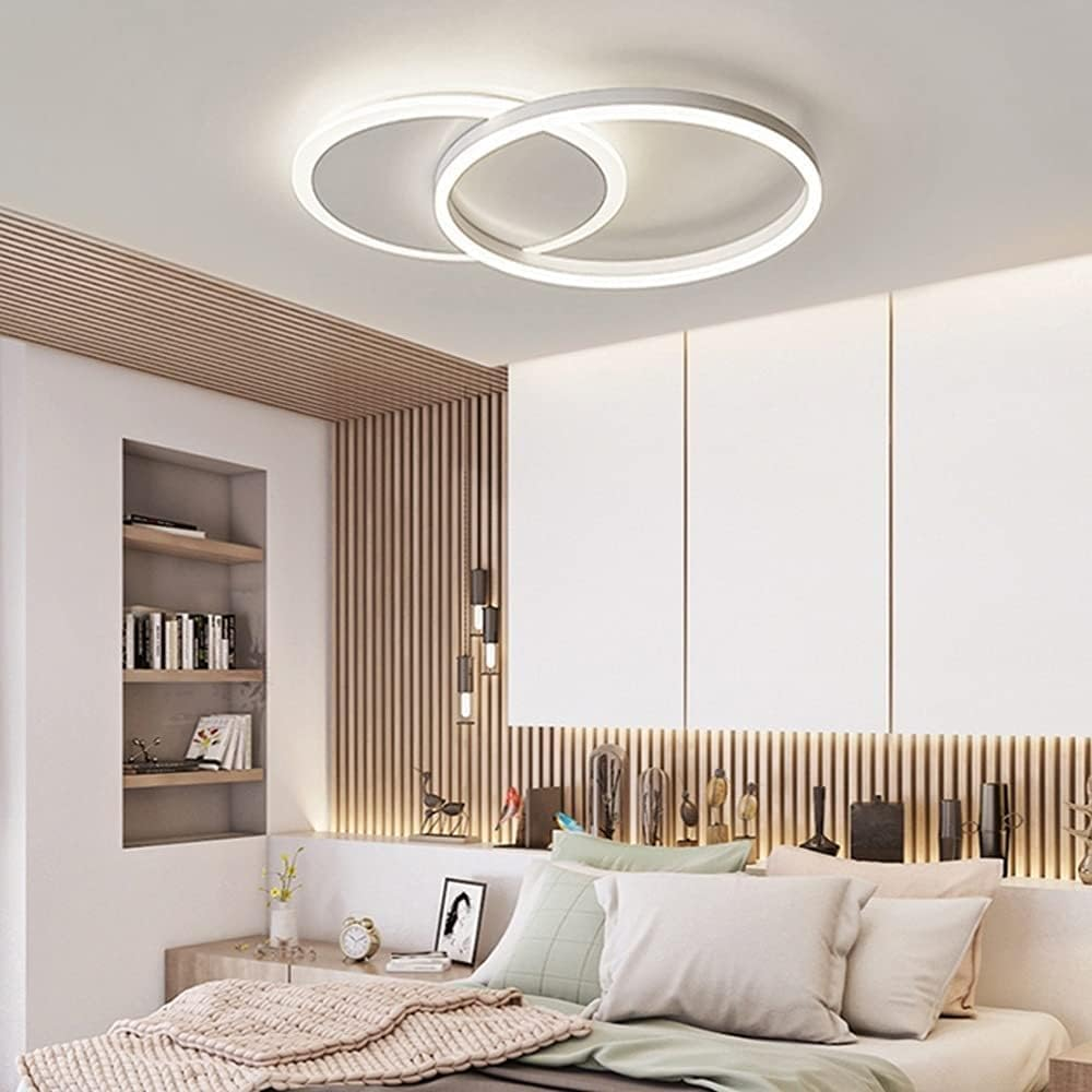 Moderne Deckenleuchte mit zwei Ringen über einem geschmackvollen Schlafzimmer.