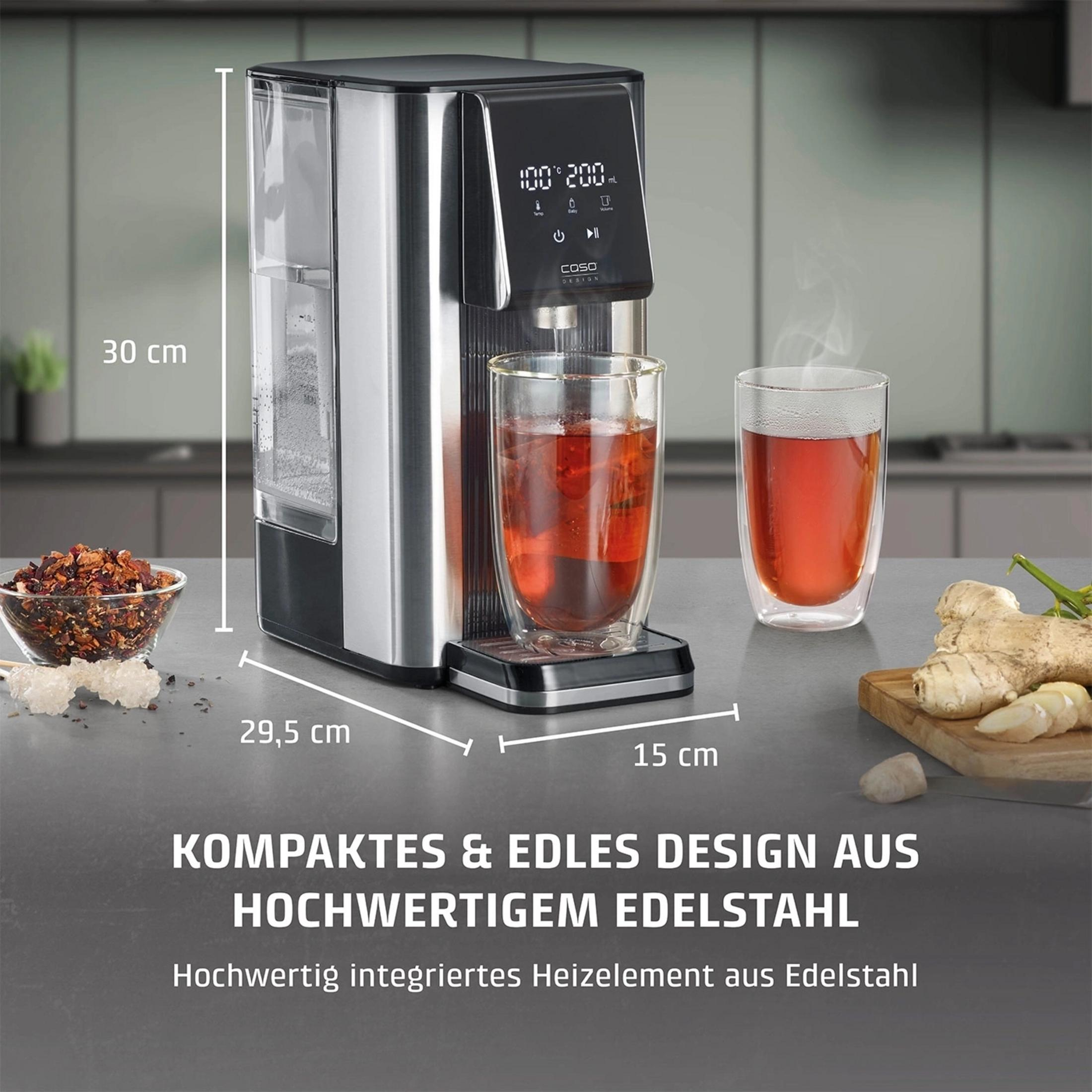 Edelstahl-Heißwasserspender mit Maßen, Glas und Teeblättern auf einer Theke.
