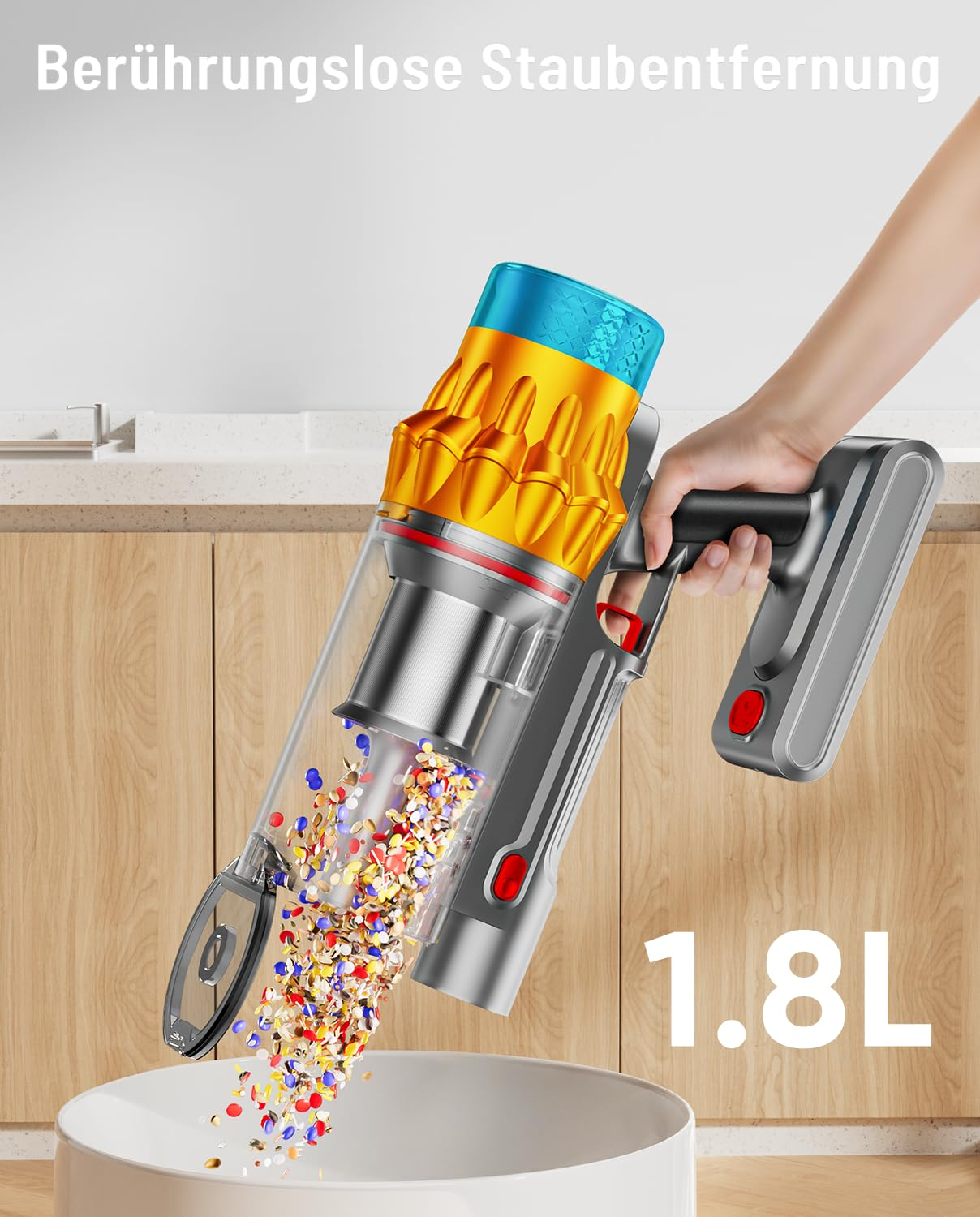 Una mano tiene un aspirapolvere senza fili che svuota detriti colorati in un cestino in una cucina.