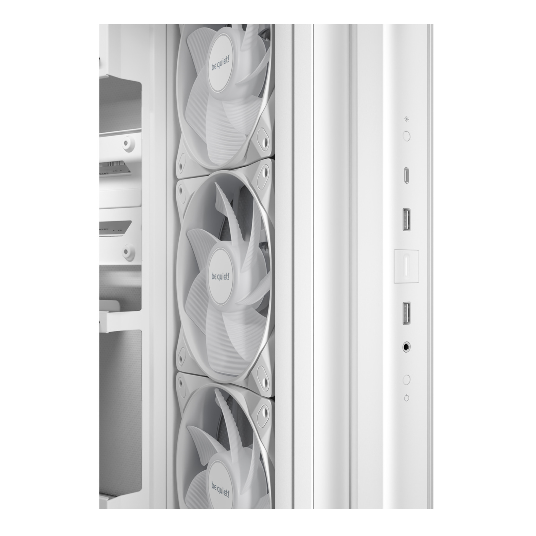 Boîtier PC blanc avec trois ventilateurs 'be quiet!' superposés et des ports en façade.