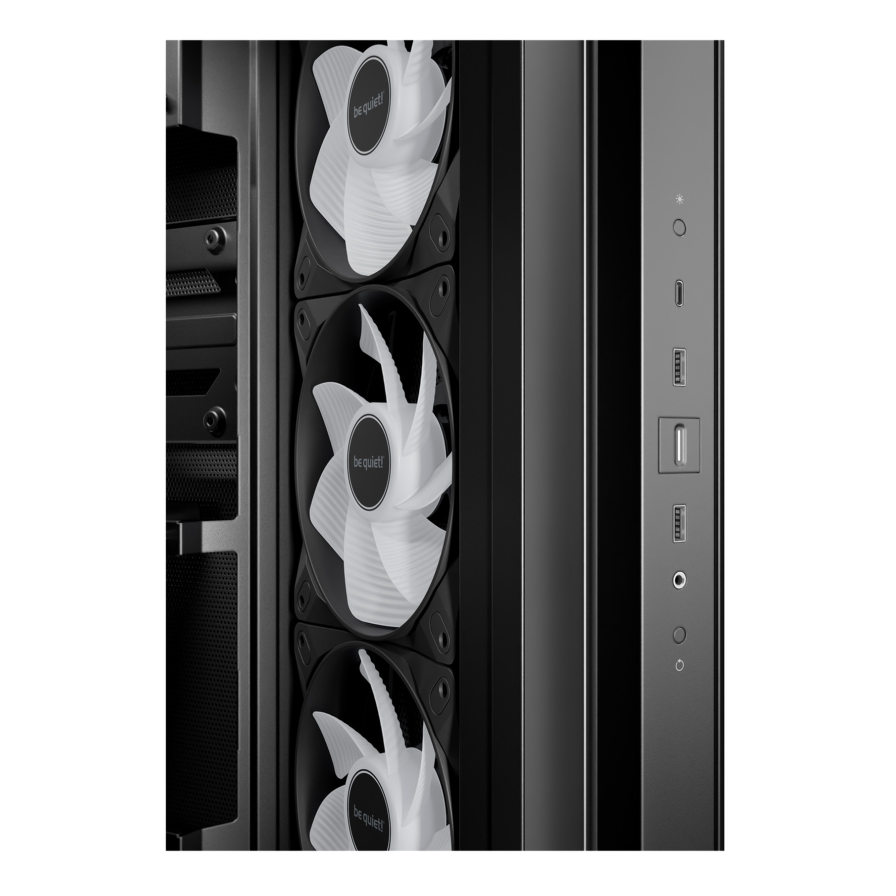 Frontansicht eines schwarzen PC-Gehäuses mit drei weißen be quiet! Lüftern und vertikalen I/O-Anschlüssen.