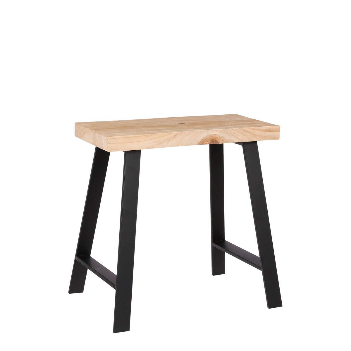 Ein kleiner Holzhocker mit schwarzem Metallgestell vor weißem Hintergrund.