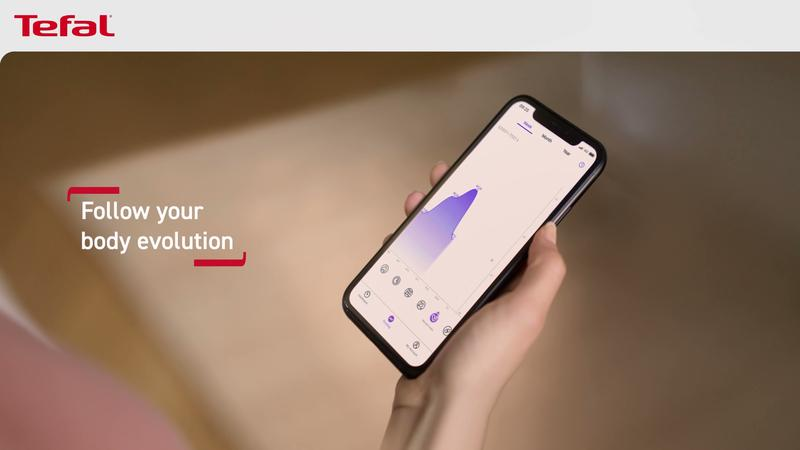 Hand hält Smartphone mit Gesundheits-App, Tefal Logo und Text "Follow your body evolution".