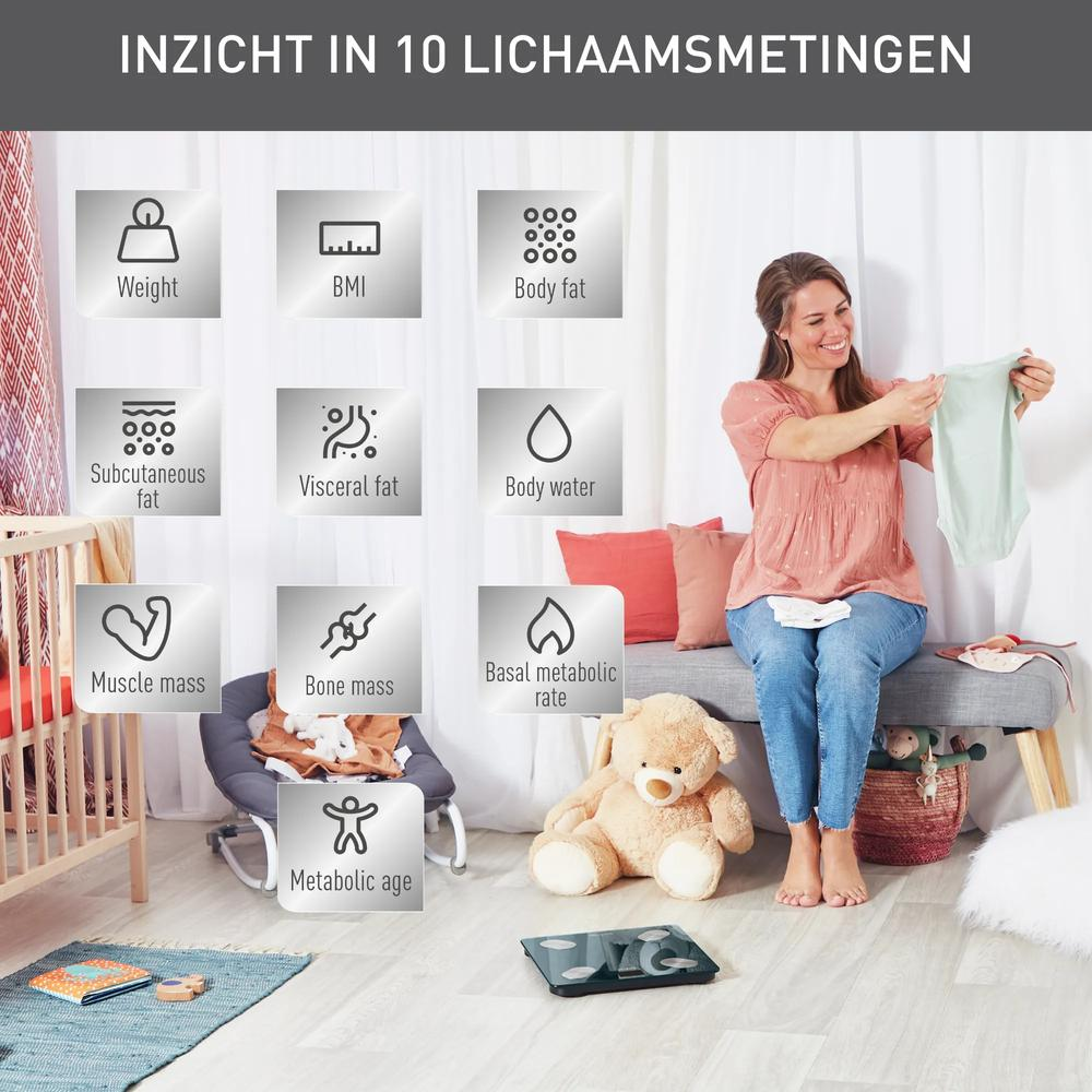 Eine Frau sitzt auf einer Bank neben zehn Symbolen für Körpermetriken und hält ein Babyoutfit.