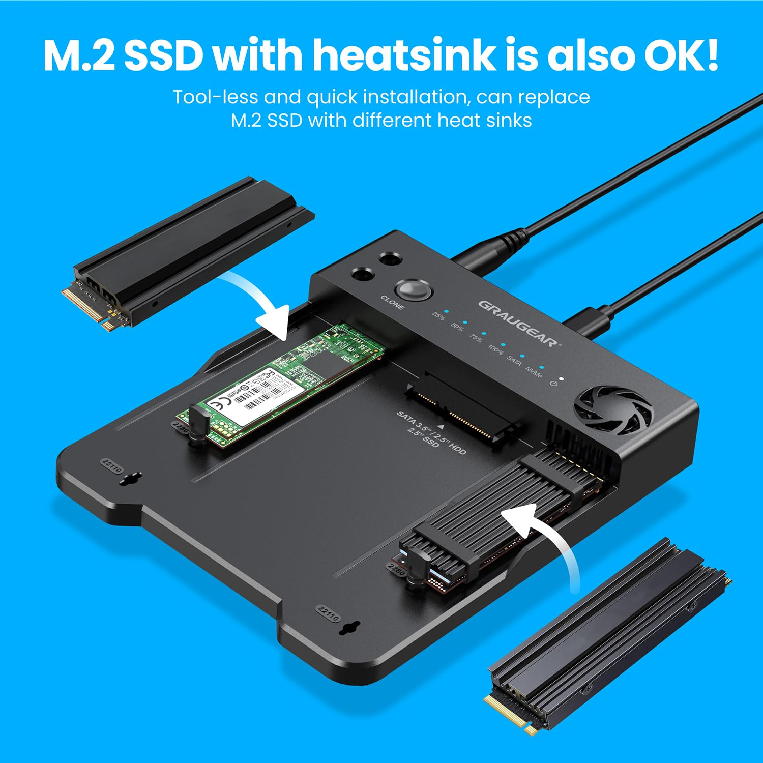 Eine schwarze SSD-Dockingstation auf blauem Hintergrund mit zwei installierten M.2 SSDs und Kühlkörpern.