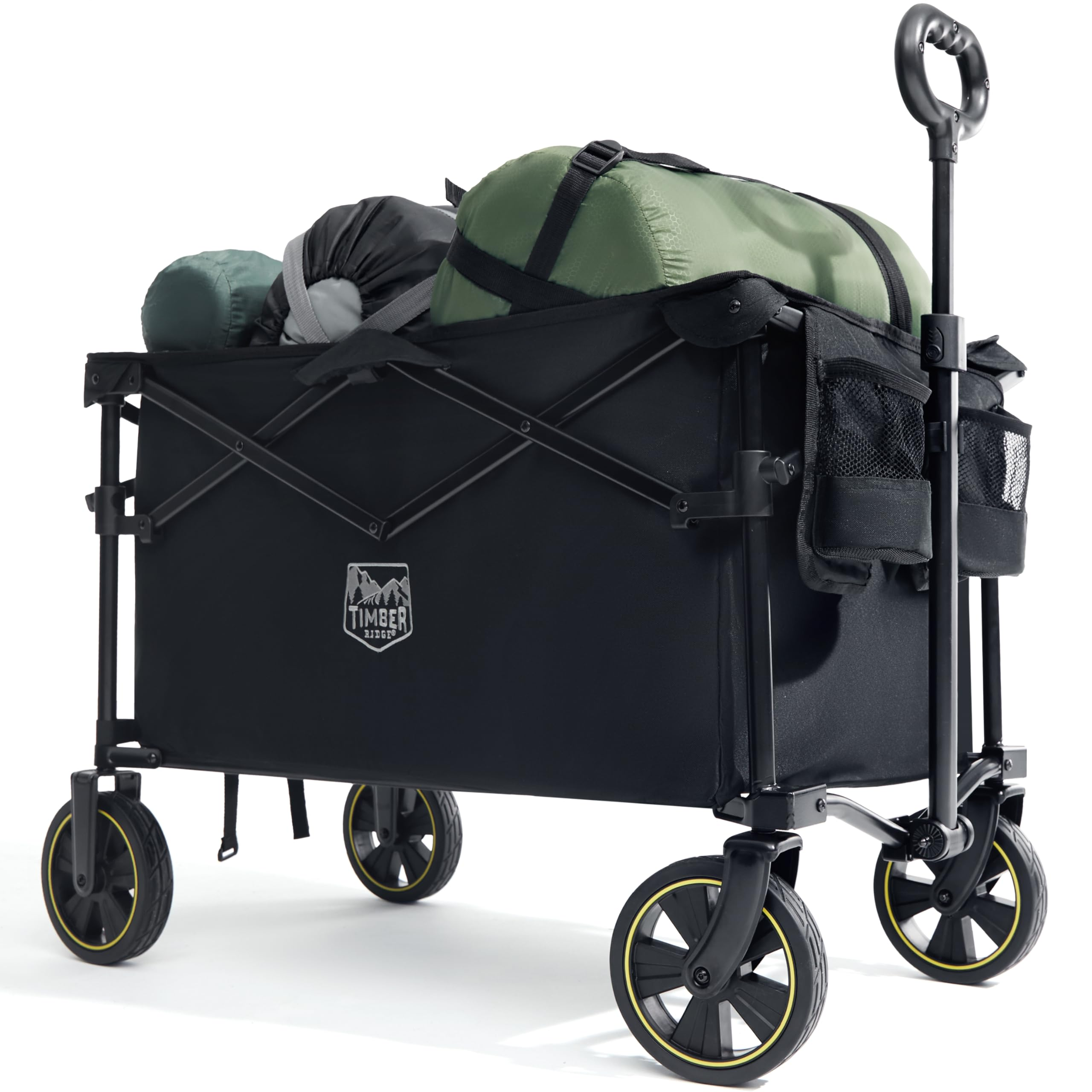 Un chariot pliant noir chargé de sacs verts et gris et de matériel de camping sur fond blanc.