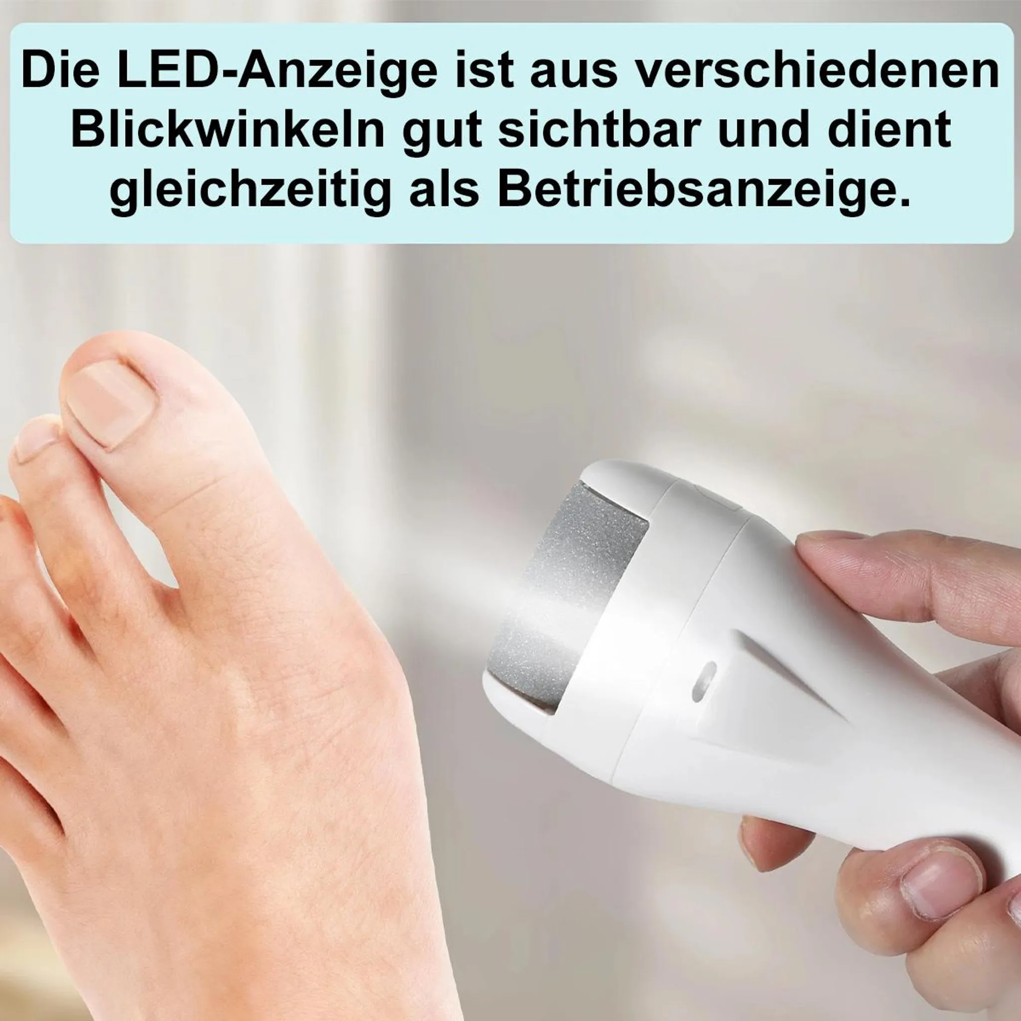 Eine Hand hält ein weißes Fußpflegegerät mit LED-Anzeige nah an die Zehen.