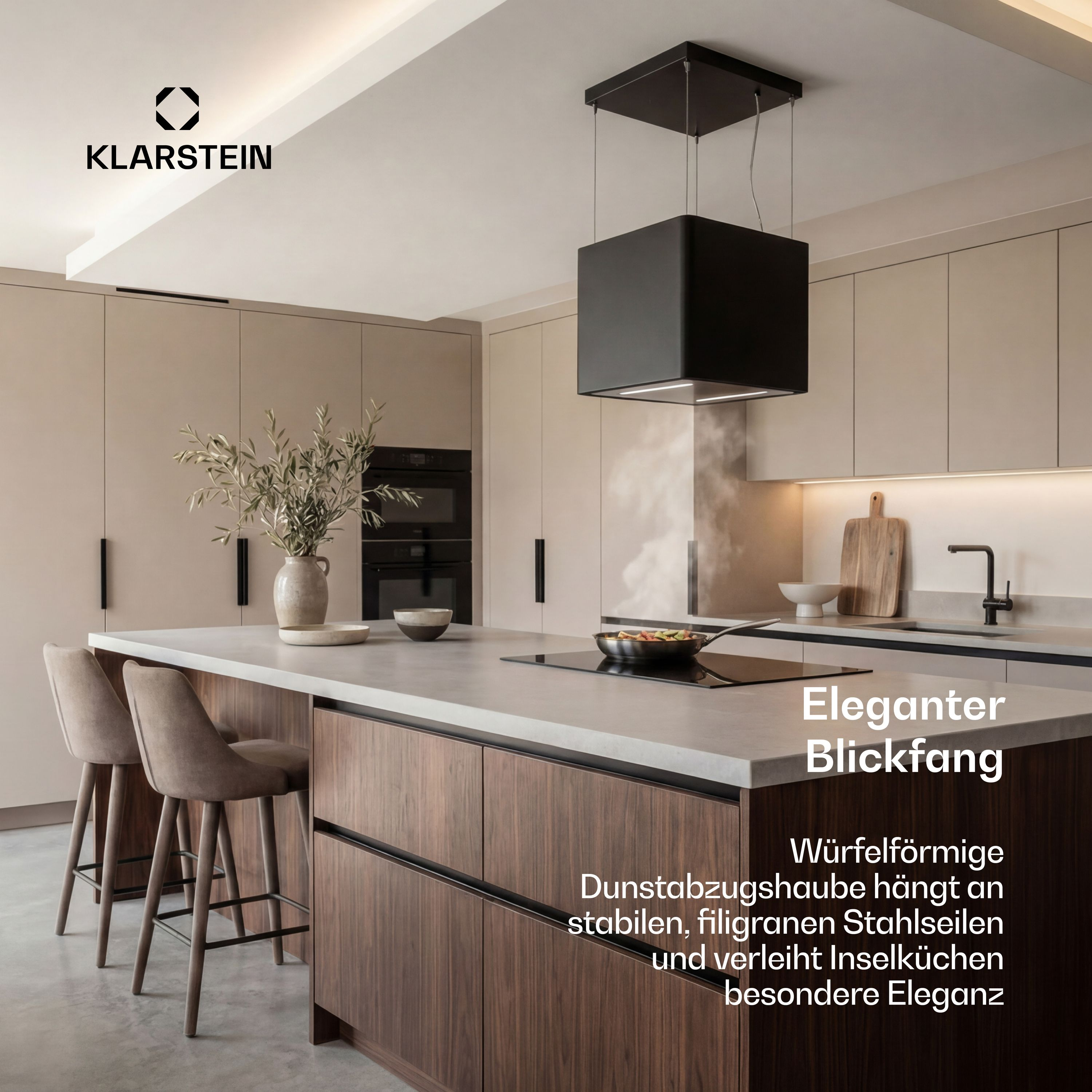 Moderne Küche mit schwarzer Kubus-Dunstabzugshaube über der Kochinsel, Barhockern und beigen Schränken.