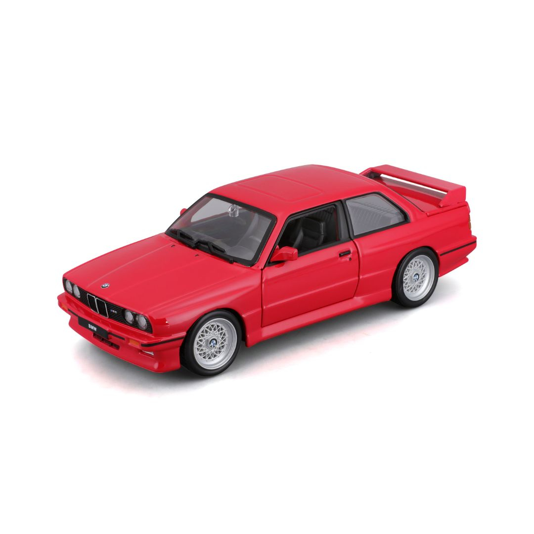 Beyaz arka planda gümüş jantlı kırmızı bir BMW M3 E30 model araba.