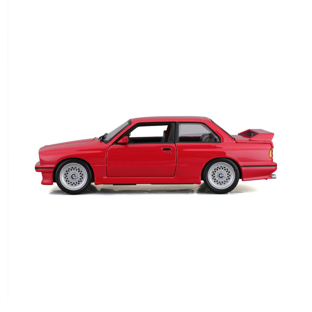 Beyaz arka planda kırmızı bir BMW M3 E30 model arabanın yandan görünümü.