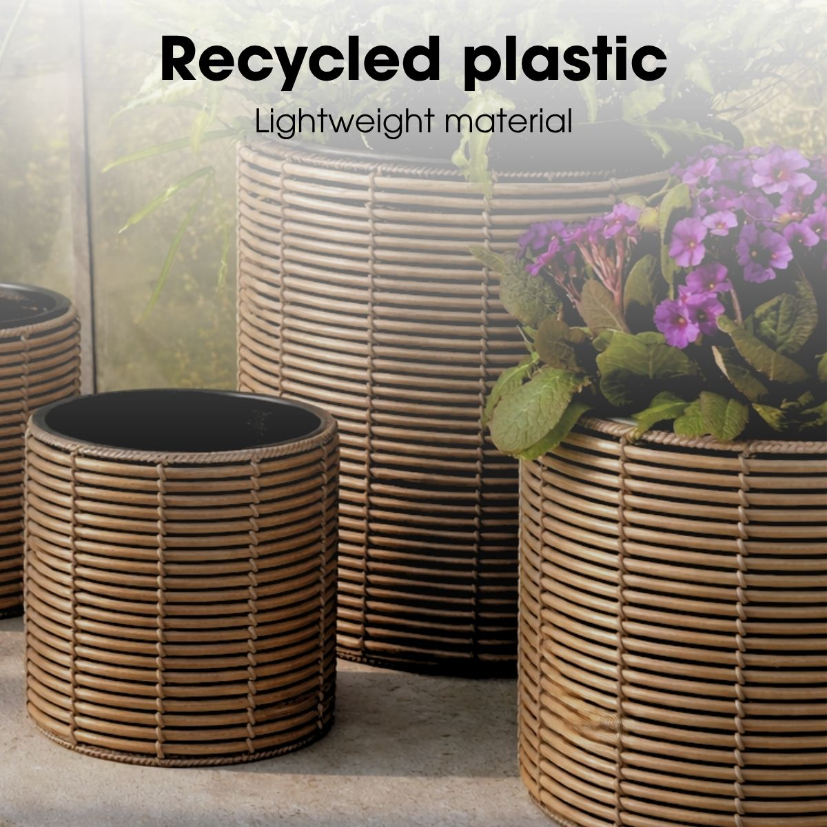 Runde geflochtene Pflanzgefäße in verschiedenen Größen mit lila Blüten und Text über recycelten Kunststoff.