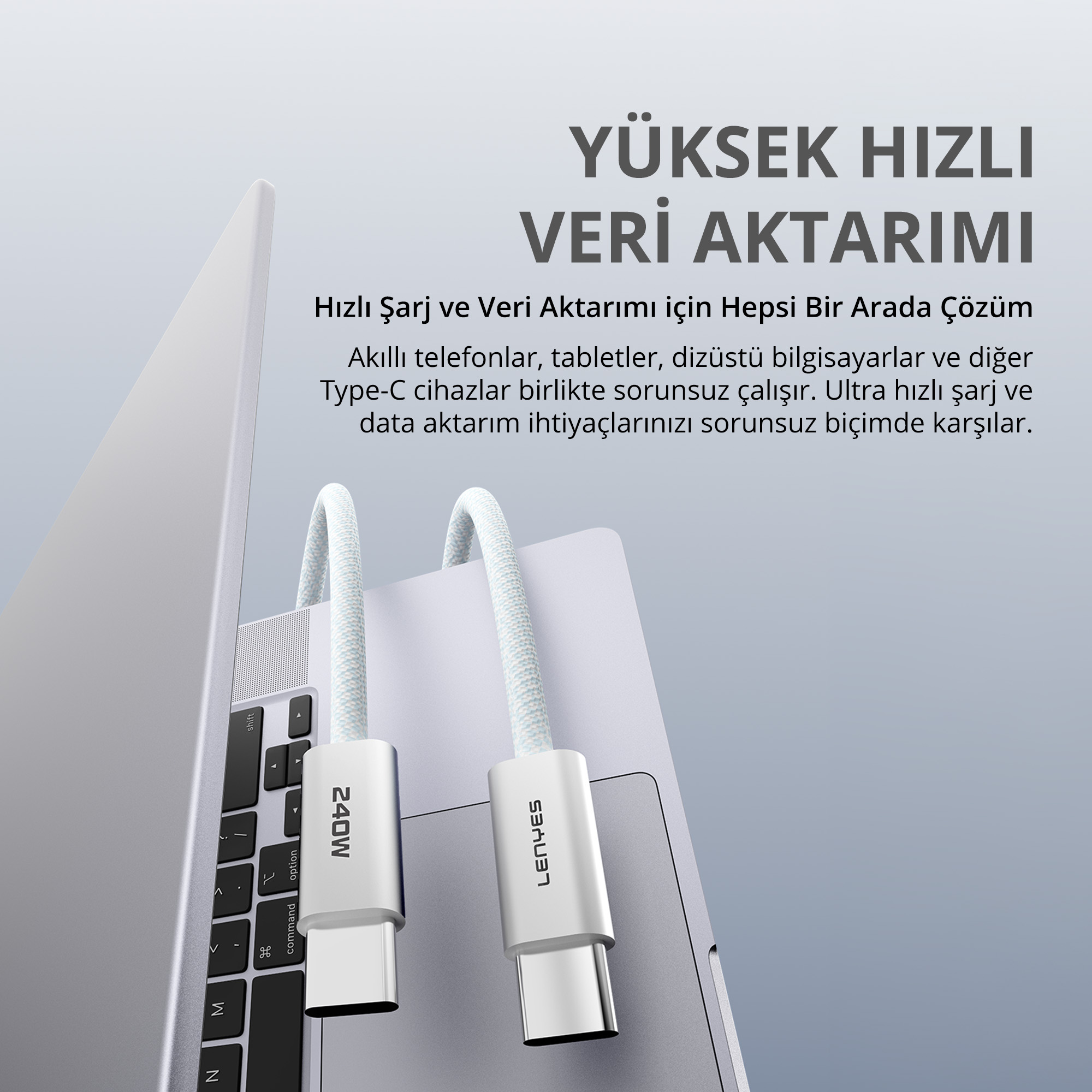Metal konnektörlü iki beyaz örgü USB-C kablosu bir dizüstü bilgisayarın üzerinde duruyor.
