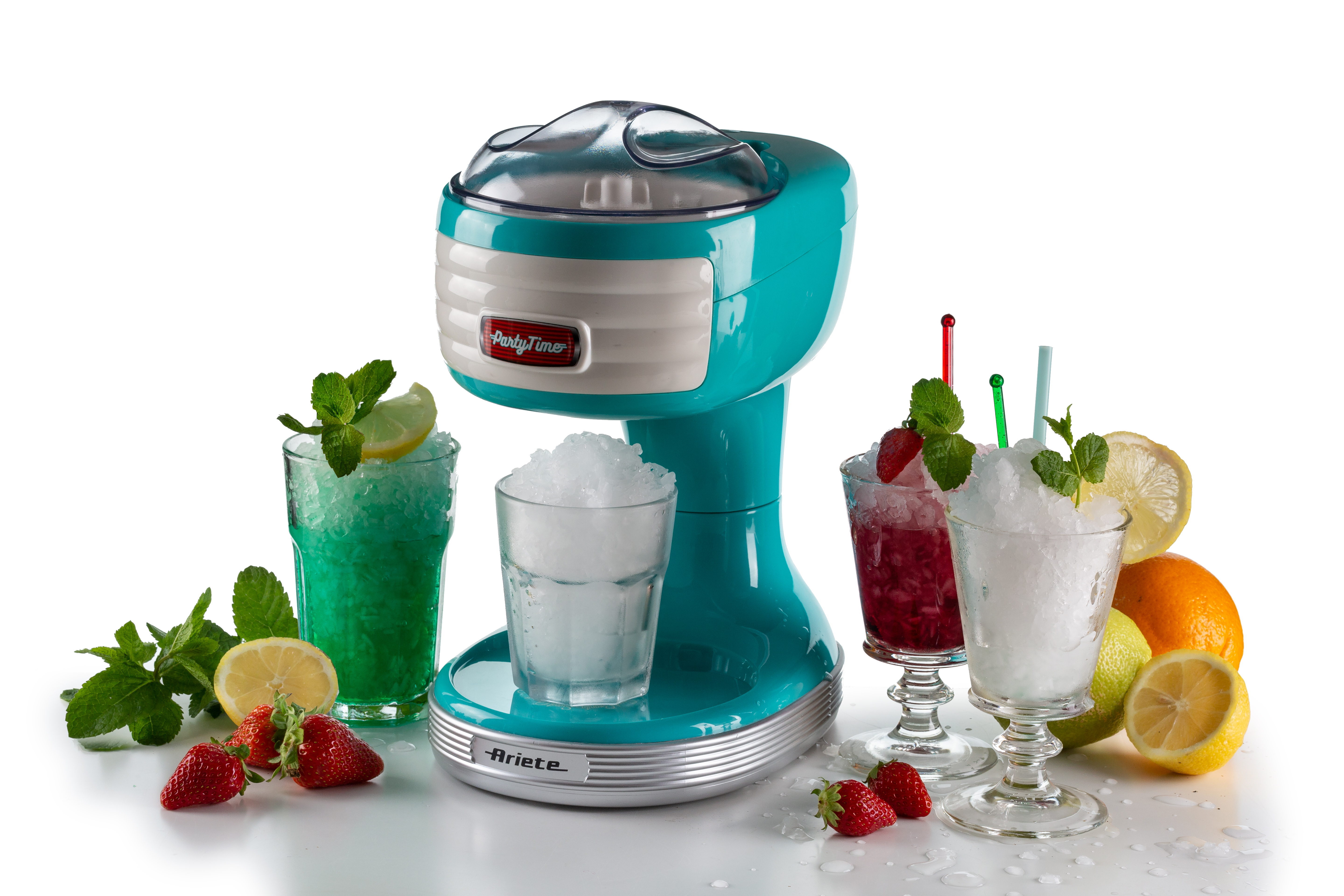 Türkisblaue Eismaschine surrounded by crushed ice glasses, fruits, and mint leaves on a white background.