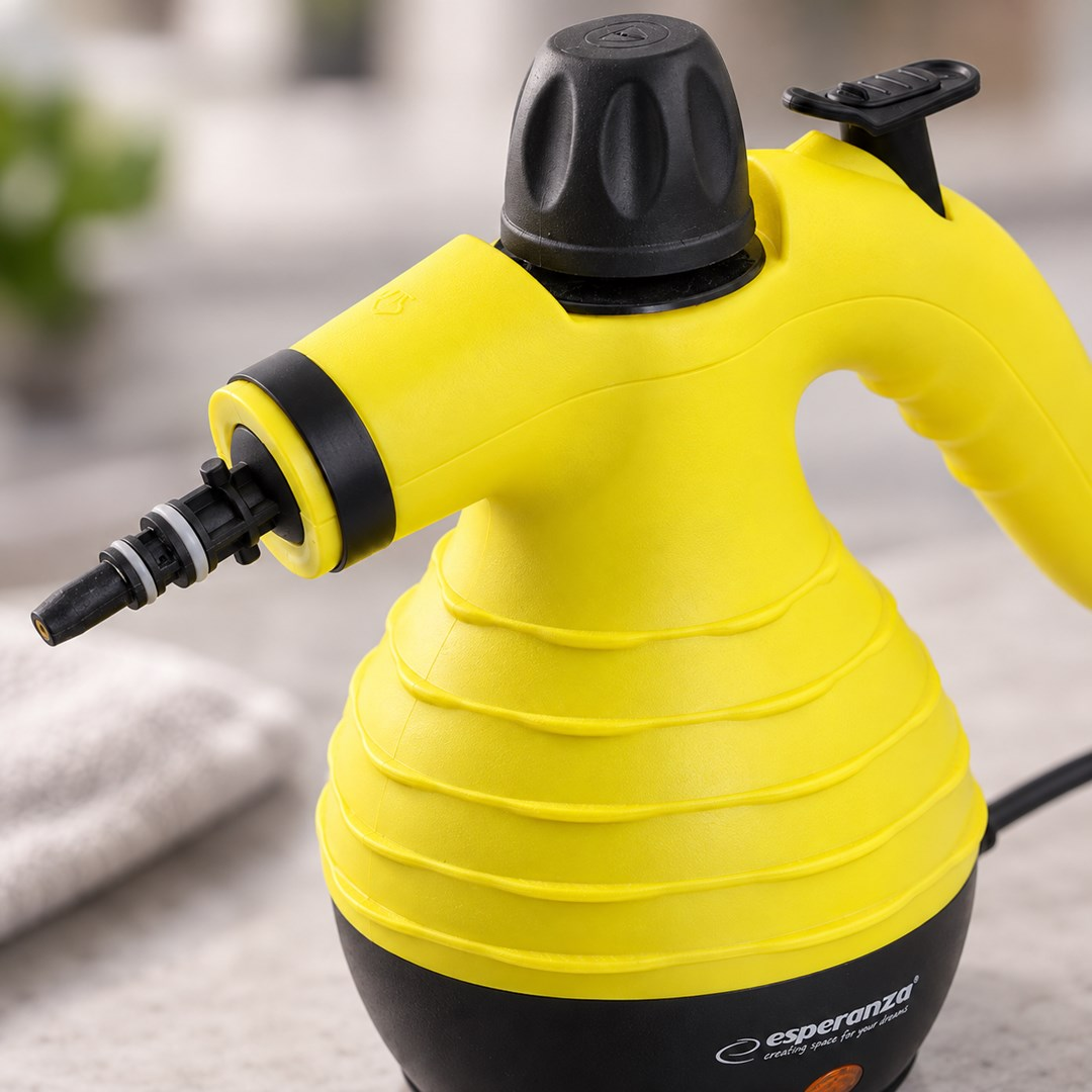 Pulitore a vapore portatile giallo e nero con ugello e manico su un piano di lavoro grigio.