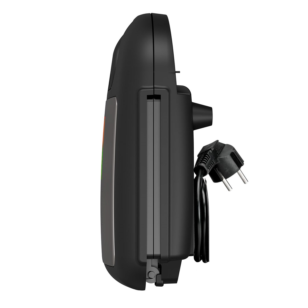 Seitenansicht eines geschlossenen schwarzen Sandwichmakers mit einem eingesteckten Stromkabel und Stecker.