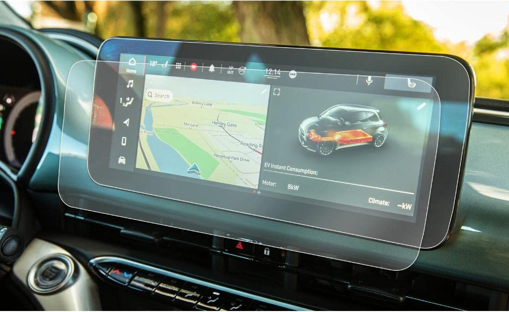 Navigasyon haritası ve elektrikli araç enerji grafiği gösteren bir araba bilgi-eğlence dokunmatik ekranı.