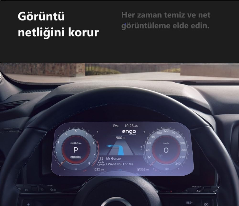 Dijital bir gösterge paneli ve direksiyonu gösteren araç içi görünüm.