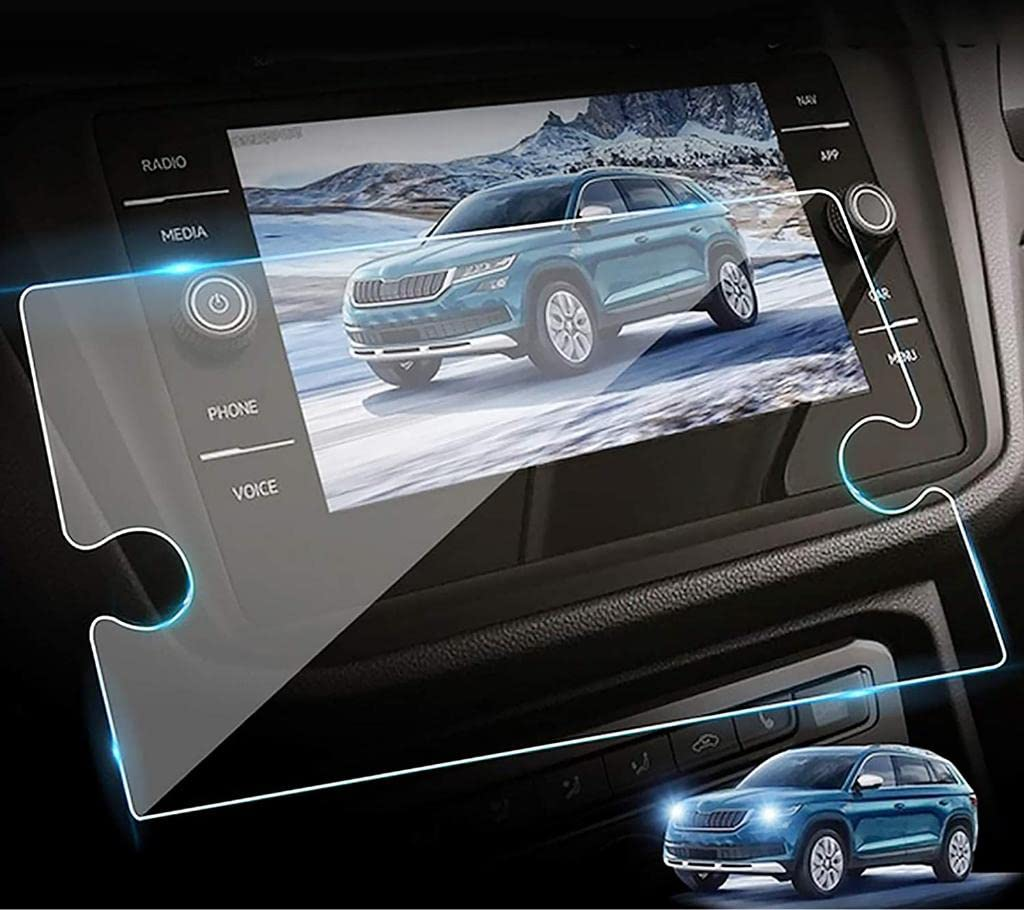 Bir SUV gösteren araç navigasyon ekranına koruyucu film uygulanıyor.