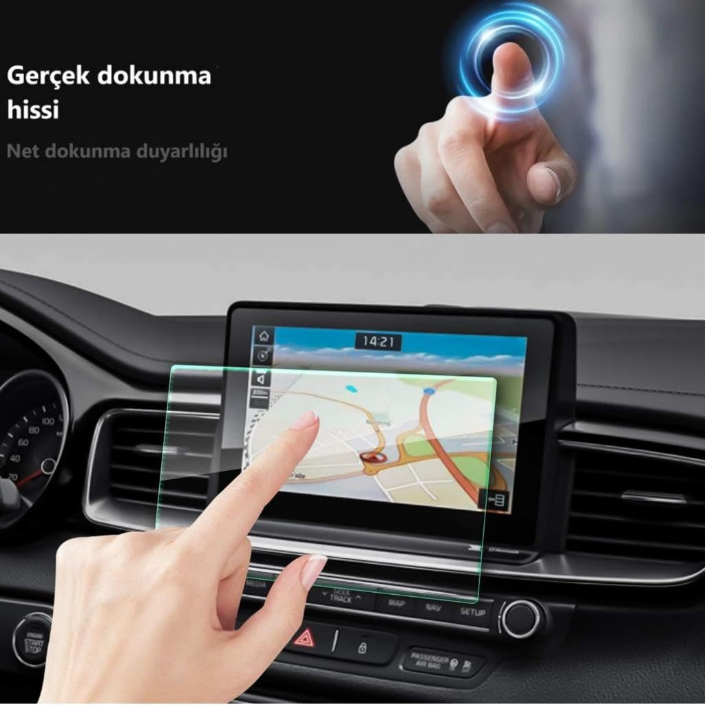 Bir el, araç navigasyon sisteminin dokunmatik ekranına dokunuyor.