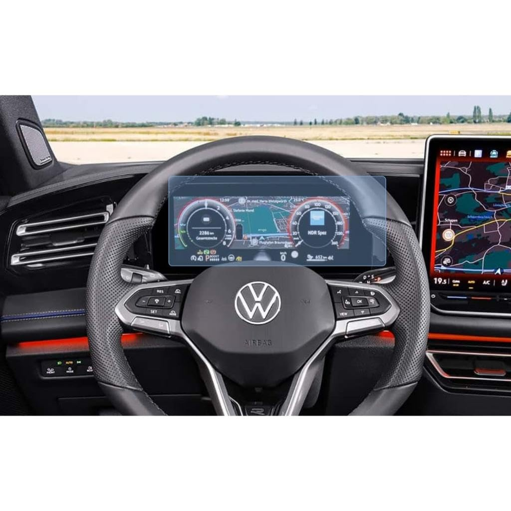 Direksiyon simidi, dijital gösterge paneli ve bilgi-eğlence ekranı ile modern Volkswagen araç içi görünümü.