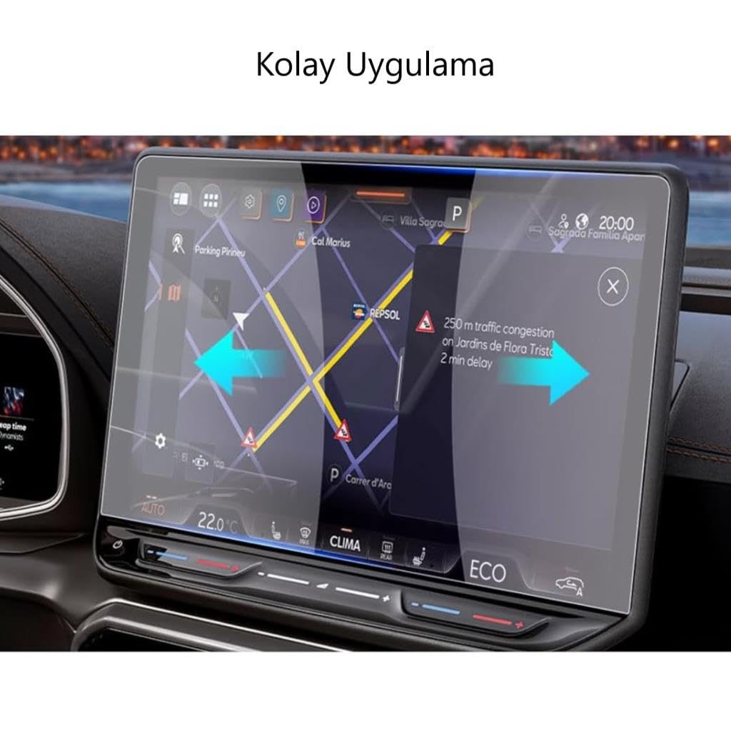 Araba navigasyon ekranı, trafik verileri ve iki mavi ok içeren bir harita gösteriyor.