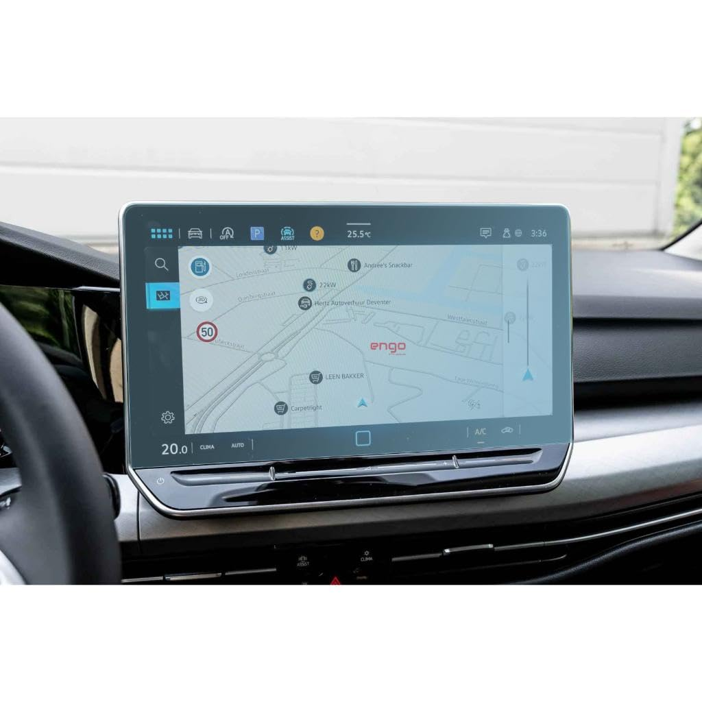 Bir arabanın içi, aktif GPS navigasyonu ve sokak adları olan büyük bir bilgi-eğlence ekranı gösteriyor.
