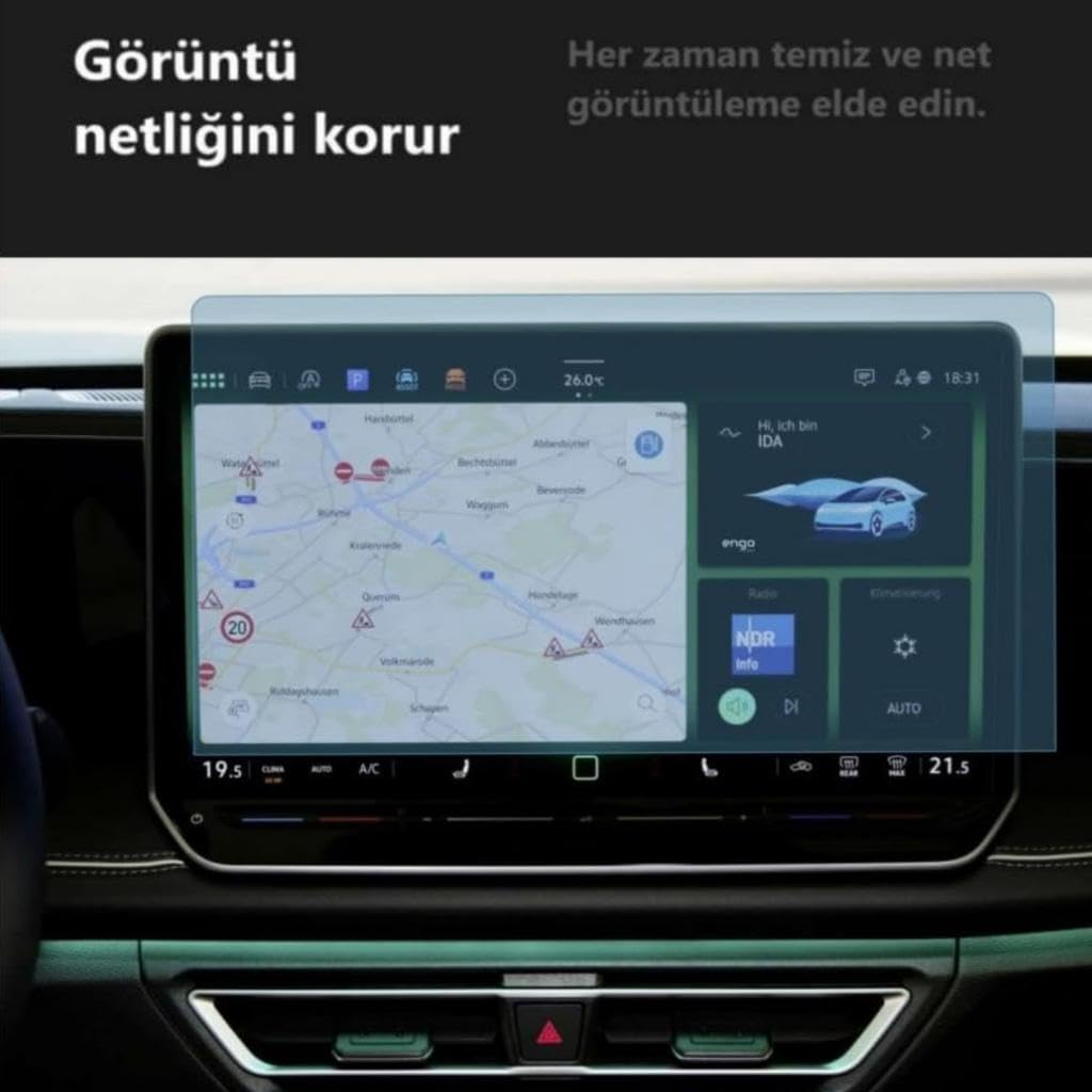 Bir otomobil bilgi-eğlence ekranında koruyucu filmle kaplı navigasyon haritası ve menüler görülüyor.