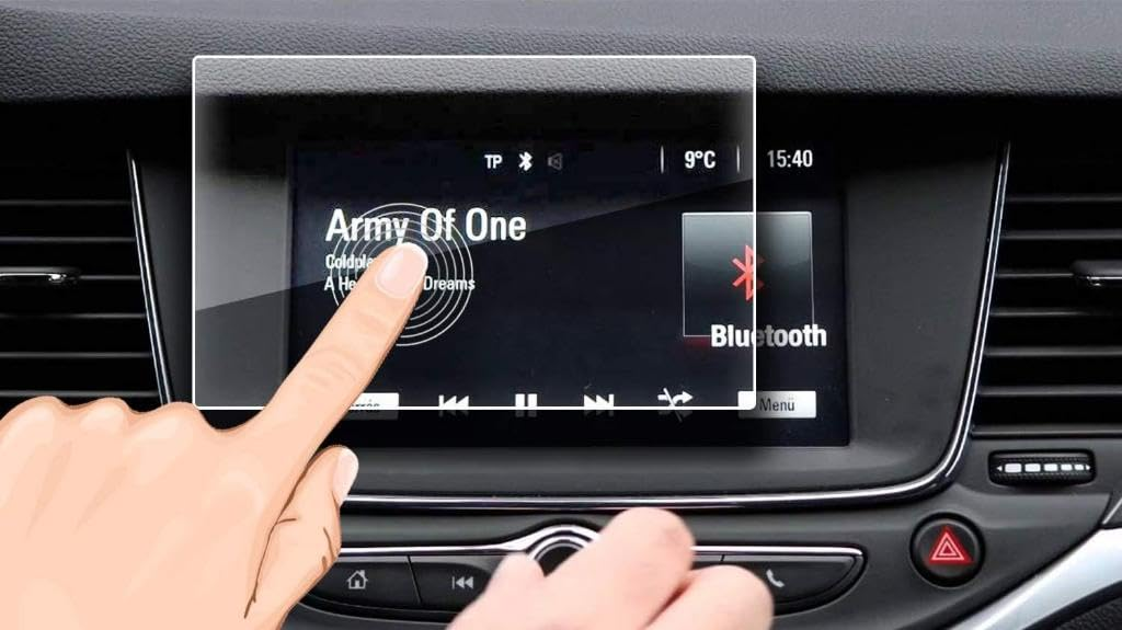 Bir parmak, müzik çalar ve Bluetooth ekranı olan araba dokunmatiğine dokunuyor.