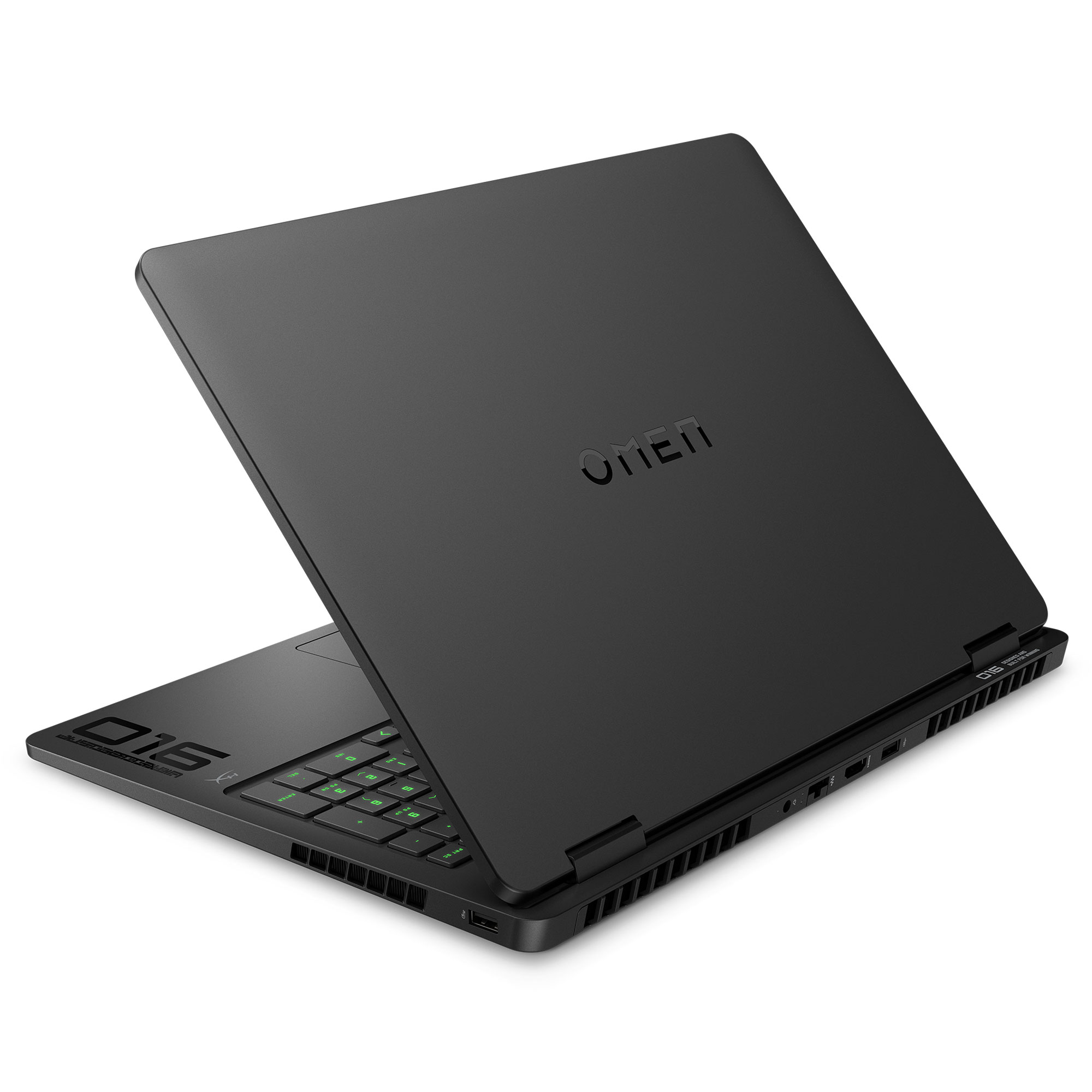 Beyaz arka planda hafifçe açık duran siyah renkli HP Omen dizüstü bilgisayar, kapağında Omen logosu.