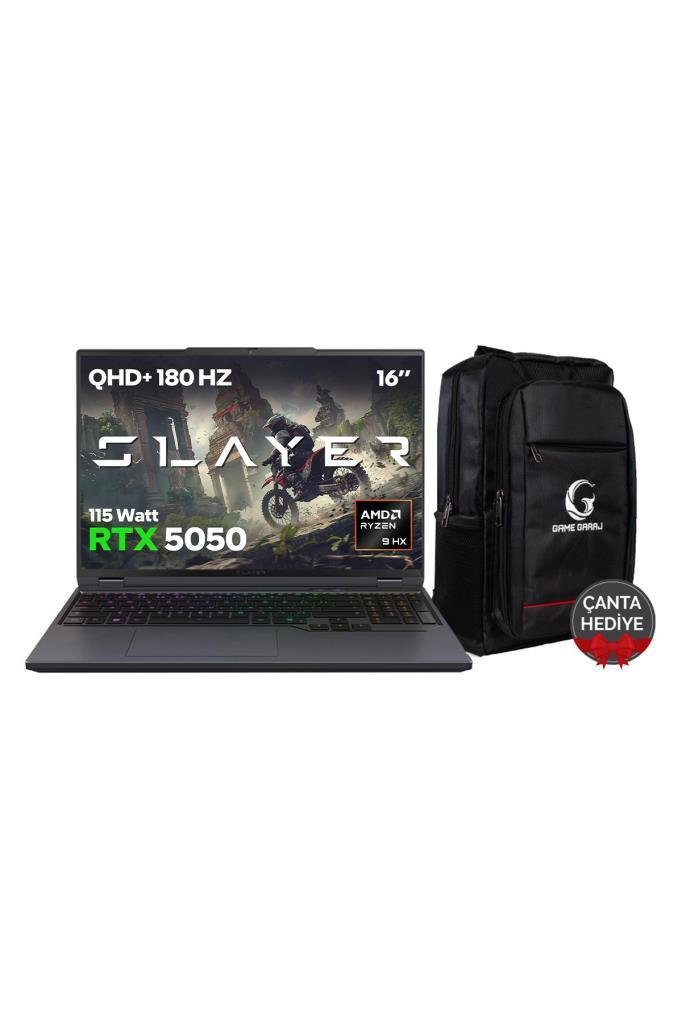 QHD ekranlı ve RTX 5050'li gri Slayer oyuncu dizüstü bilgisayarı ve logolu siyah bir sırt çantası.
