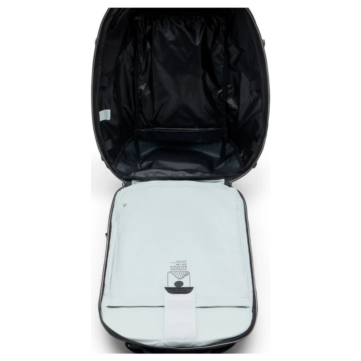 Ein offener, schwarzer Rucksack mit einem großen Hauptfach und einer hellen Innenseite.