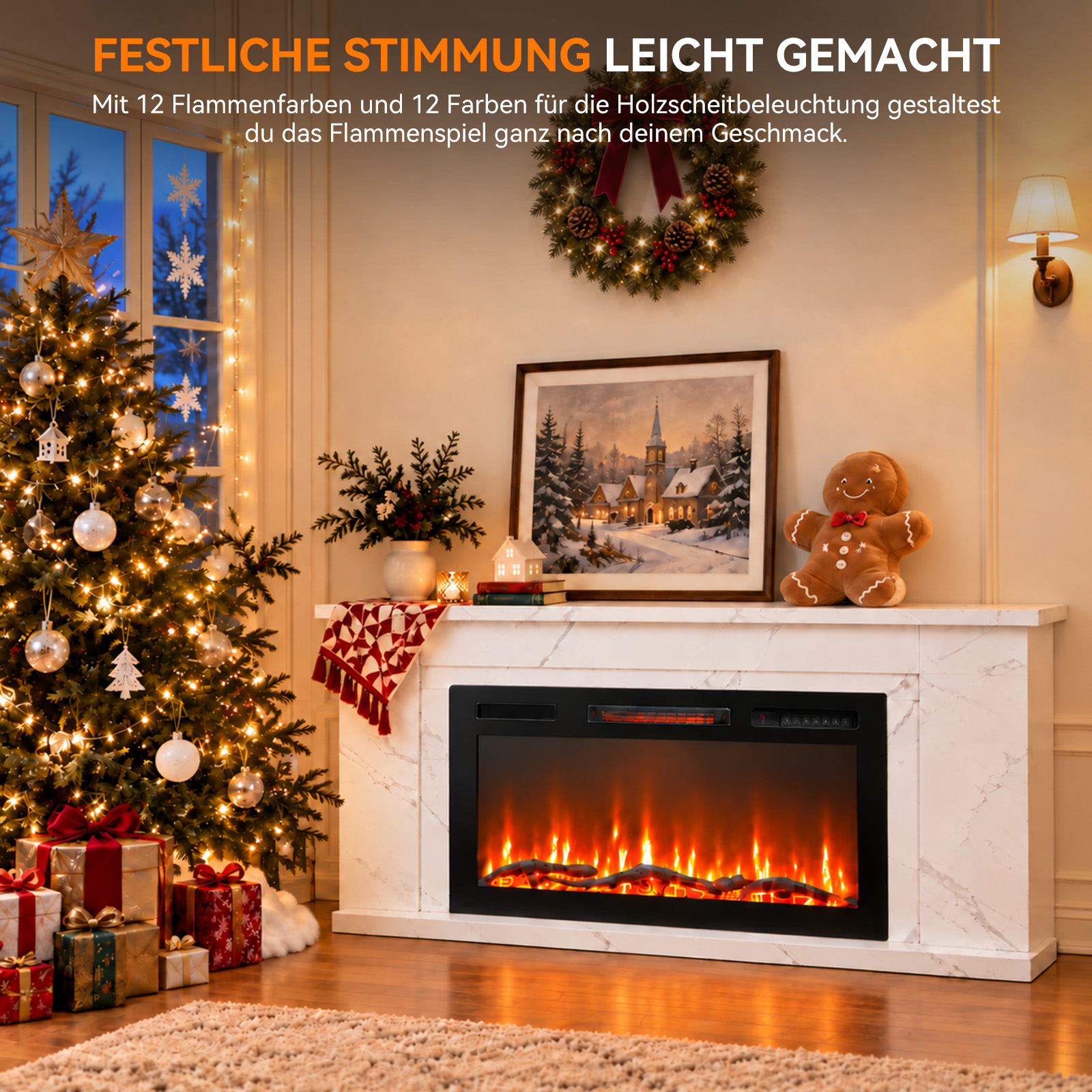 Gemütliches Wohnzimmer mit Weihnachtsbaum, elektrischem Kamin, Kranz und Lebkuchenmann.