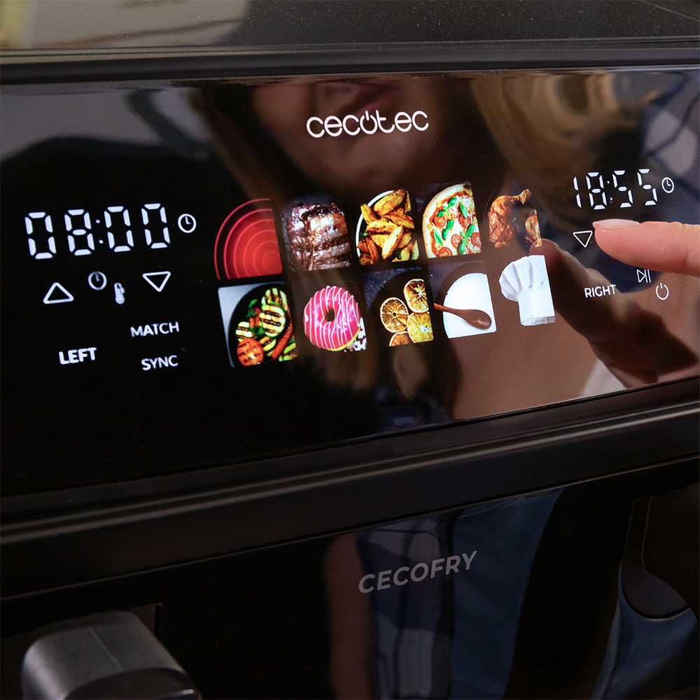 Mano usando la pantalla táctil digital de una freidora de aire Cecotec con iconos de comida.