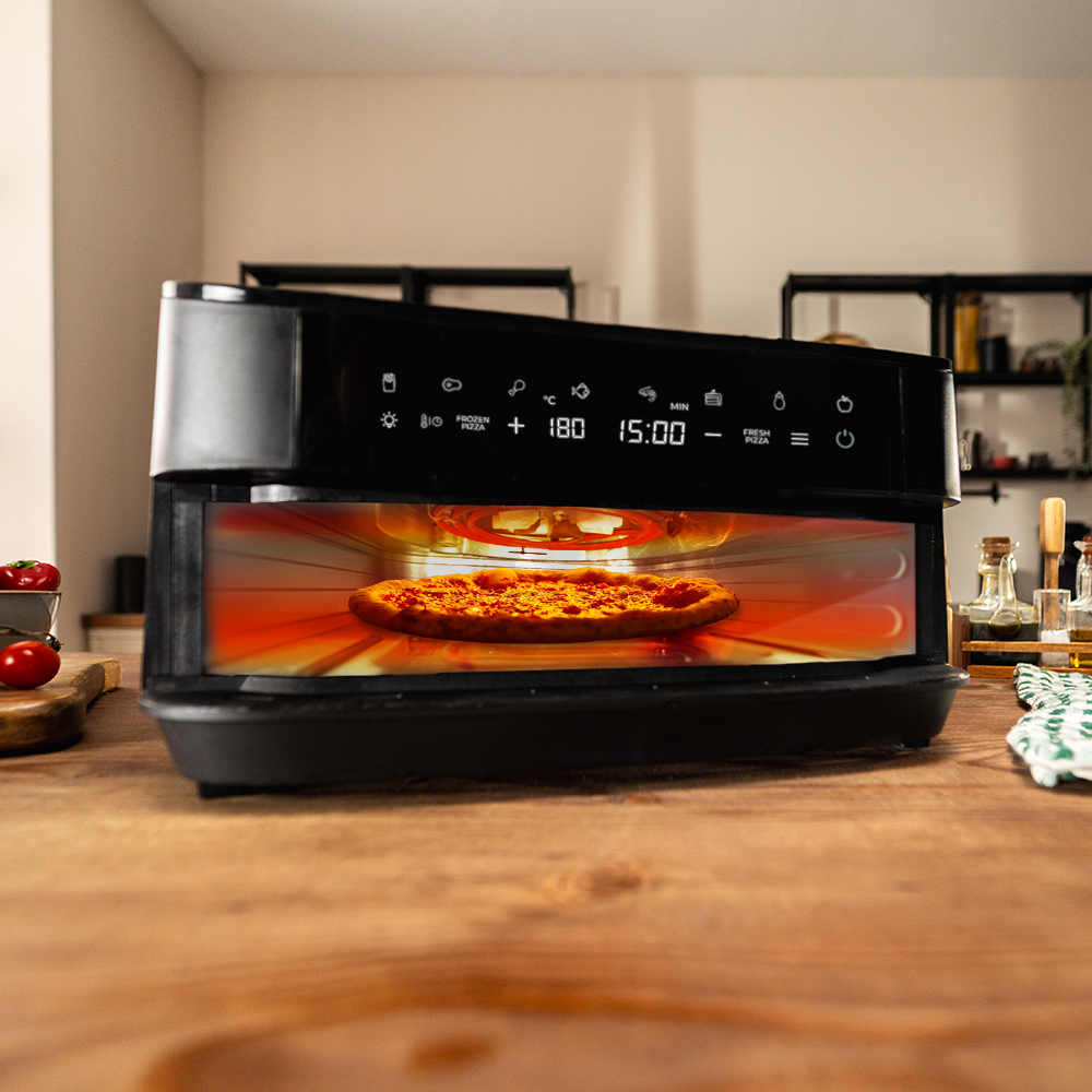 Una friggitrice ad aria nera con display digitale cuoce una pizza su un bancone.