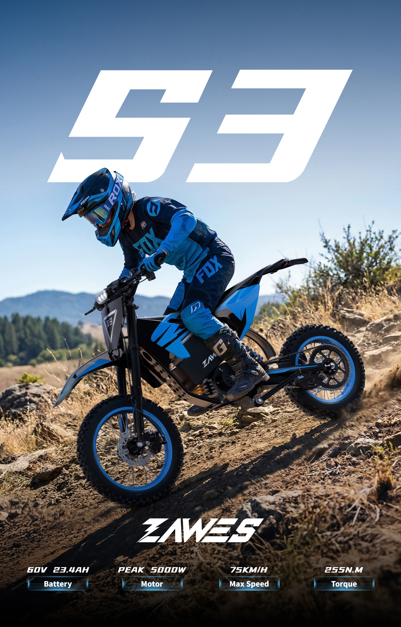 Un ciclista con equipo azul en una moto de cross negra y azul sube por un sendero de tierra rocoso y soleado.