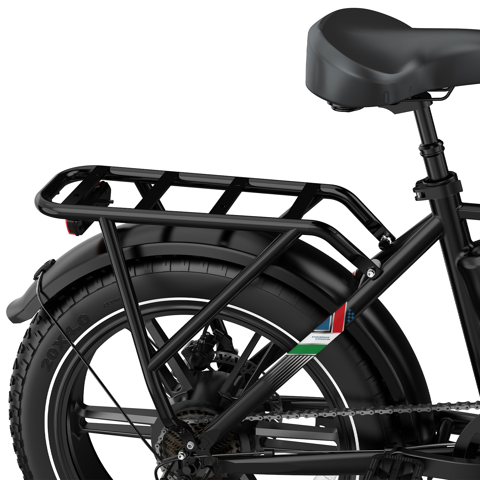 Bicicleta negra con parrilla trasera, neumático ancho y sillín grande sobre fondo blanco.